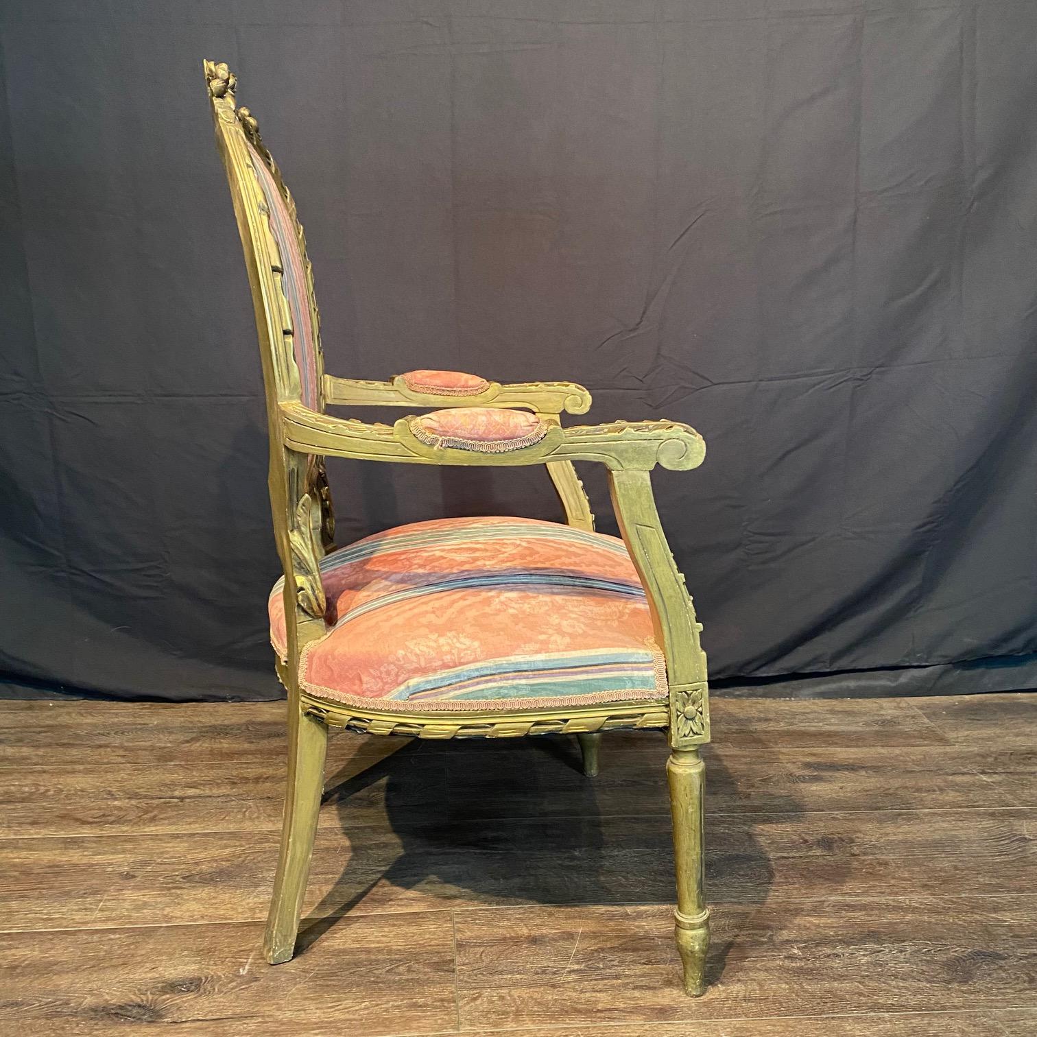 Paire de fauteuils français de style Louis XVI en bois doré Bon état - En vente à Hopewell, NJ