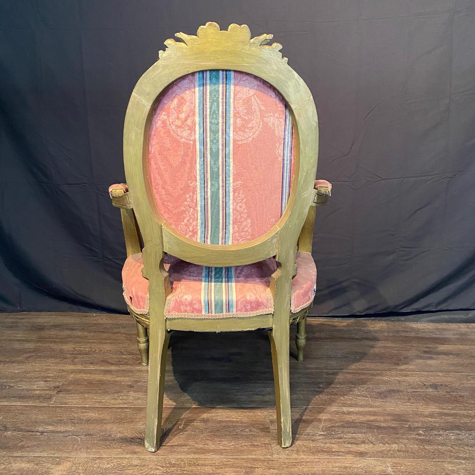 20ième siècle Paire de fauteuils français de style Louis XVI en bois doré en vente