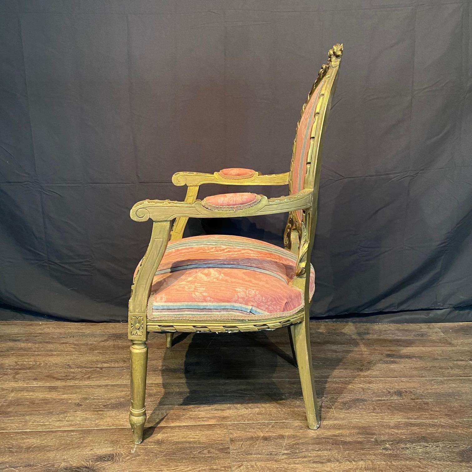 Tissu d'ameublement Paire de fauteuils français de style Louis XVI en bois doré en vente