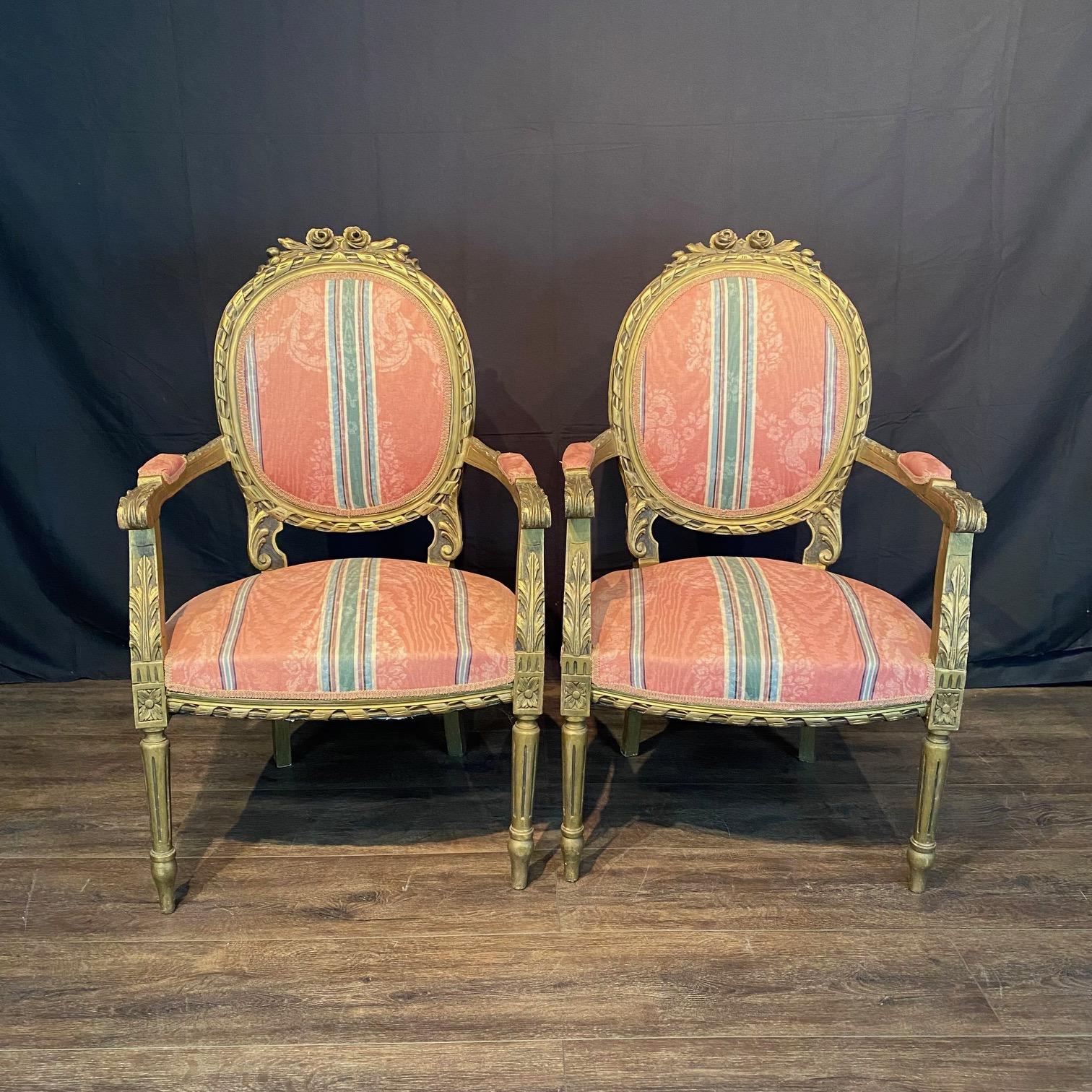 Paire de fauteuils français de style Louis XVI en bois doré en vente 1