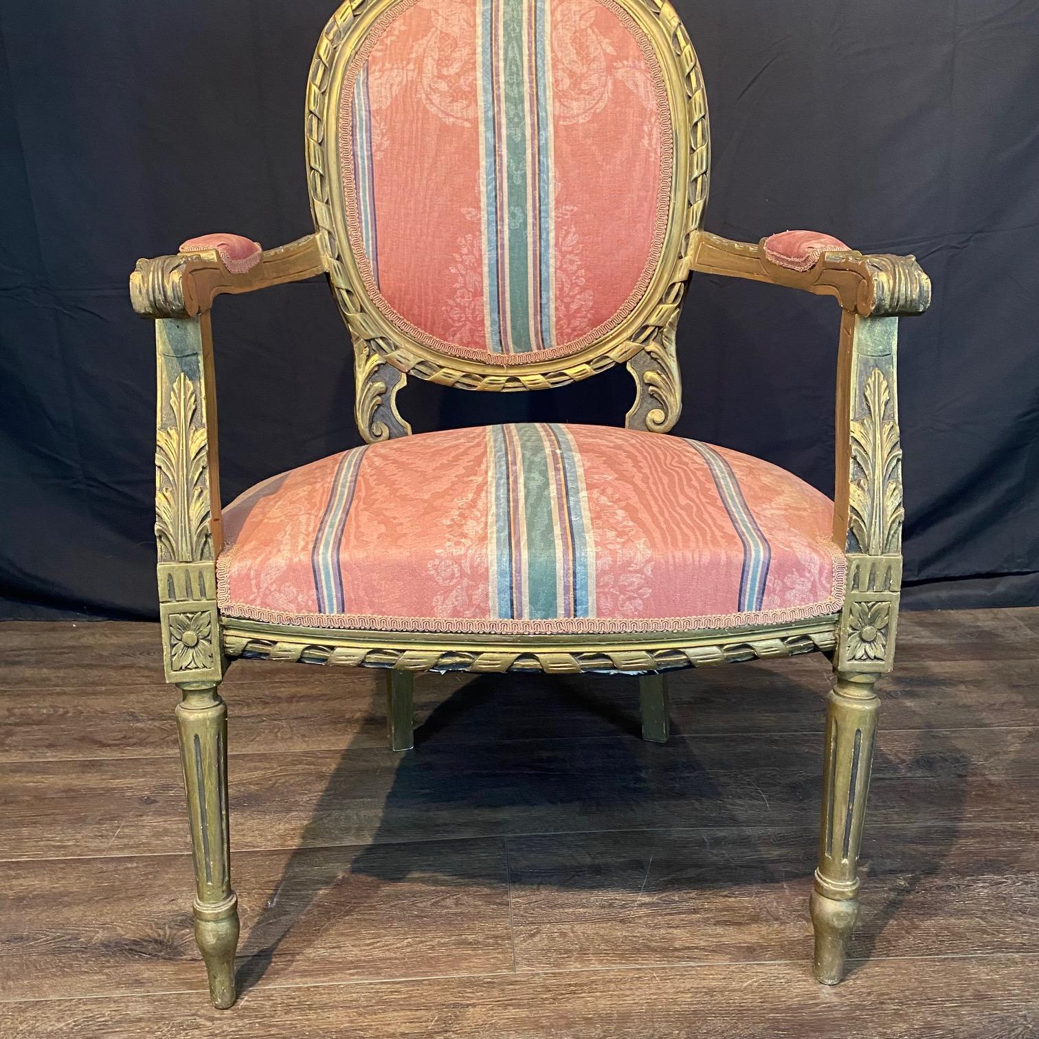 Paire de fauteuils français de style Louis XVI en bois doré en vente 2