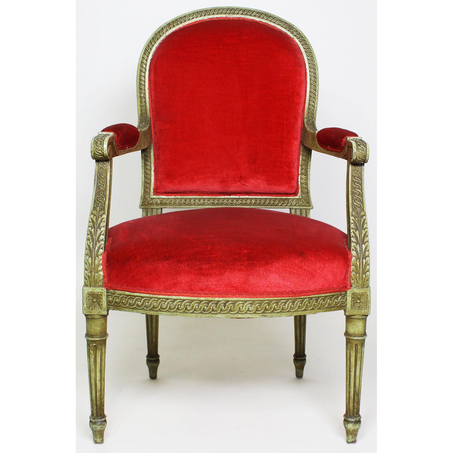 Paar französische geschnitzte, lackierte Fauteuils-Sessel im Louis-XVI.-Stil aus vergoldetem Holz (Louis XVI.) im Angebot