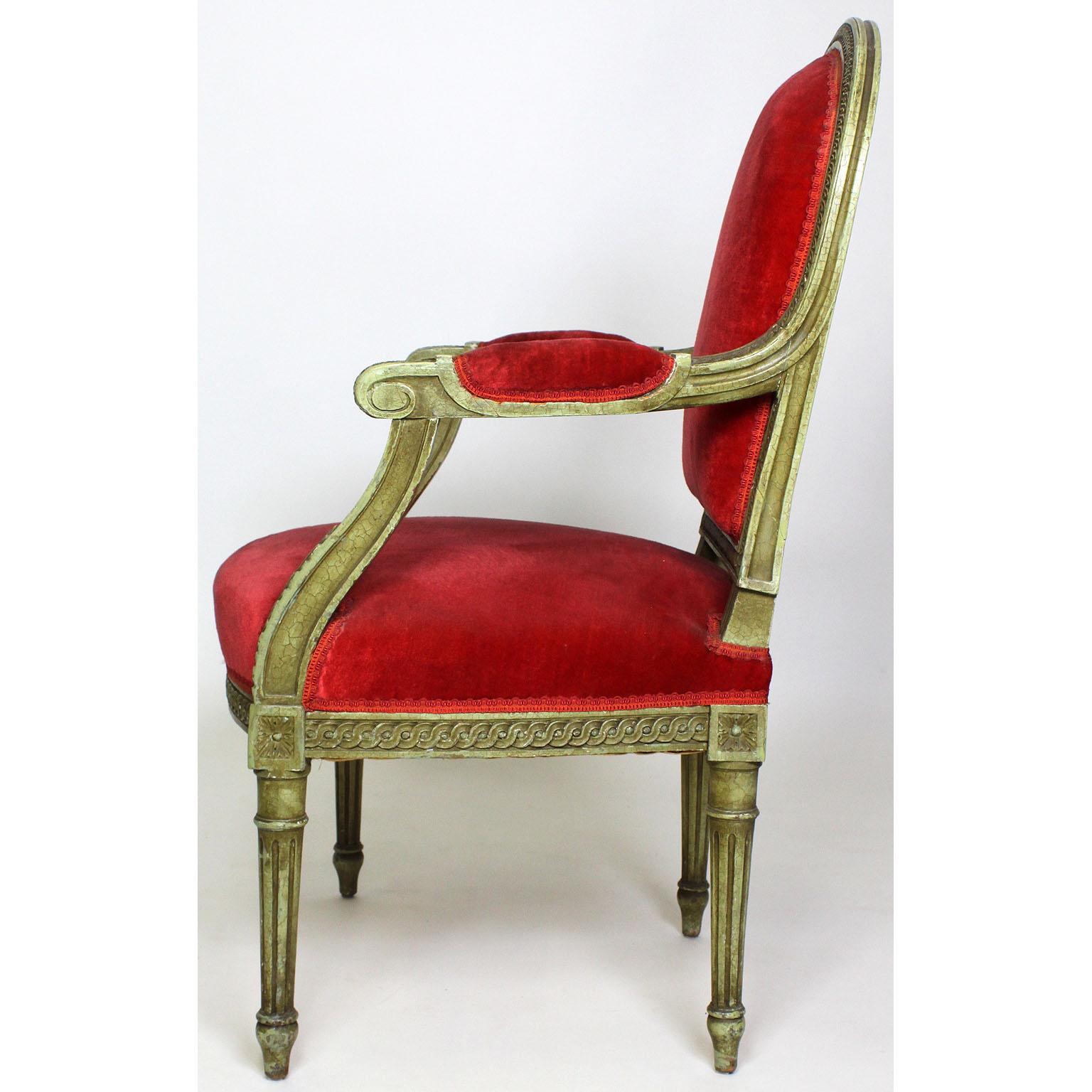 Coppia di poltrone Fauteuils francesi in stile Luigi XVI in legno intagliato e laccato In condizioni discrete in vendita a Los Angeles, CA