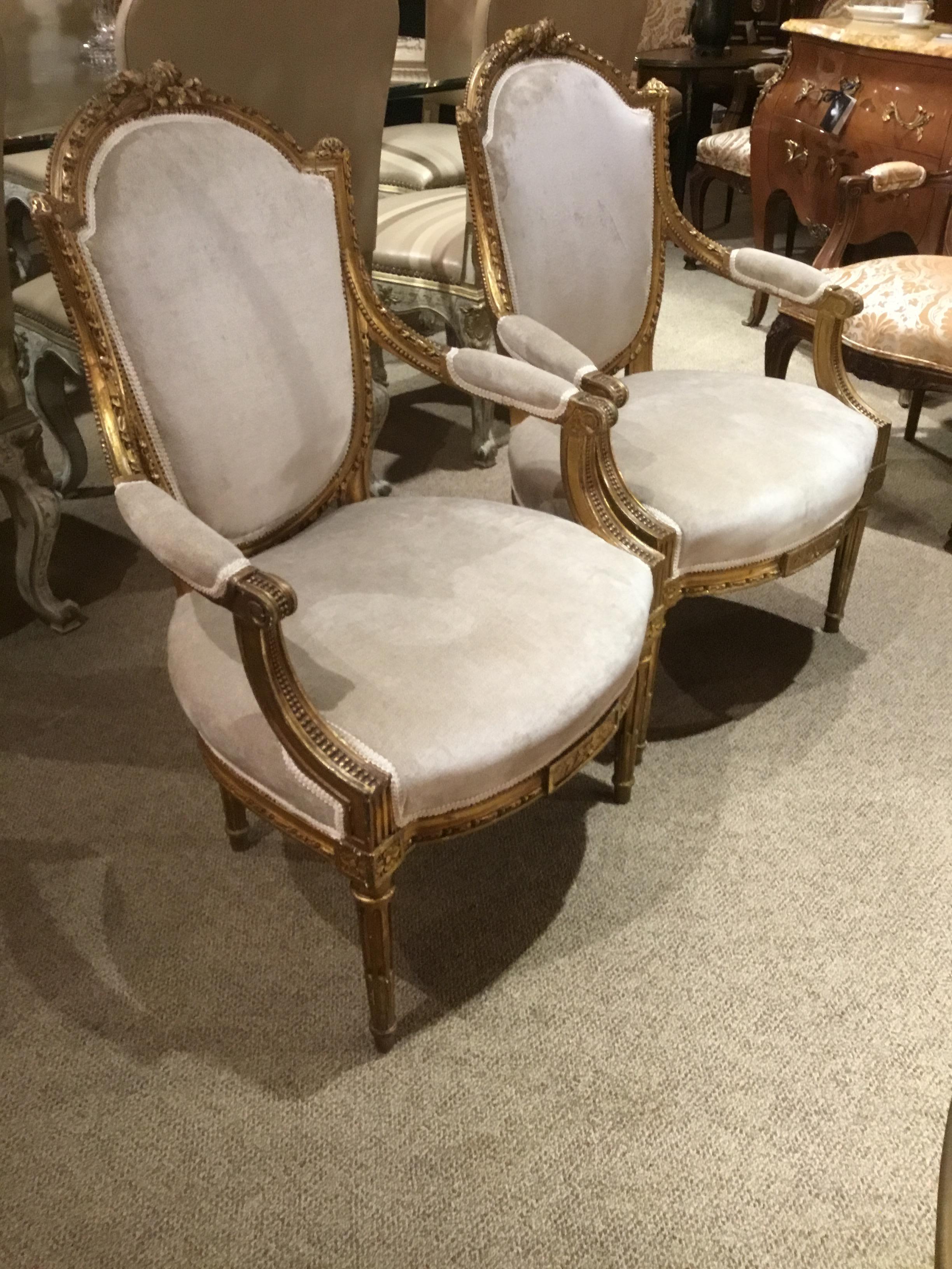 Hand-Carved Pair of French Louis XVI Style Giltwood Chairs with New Cream Upholstery For Sale