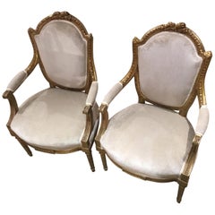 Paire de chaises françaises de style Louis XVI en bois doré avec tissu d'ameublement crème neuf