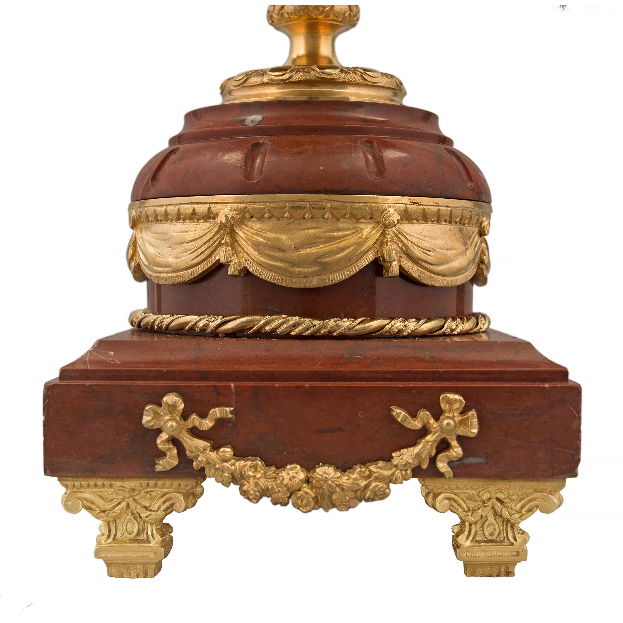 Coppia di tazze francesi in stile Luigi XVI della metà del XIX secolo in marmo e ormolu in vendita 2