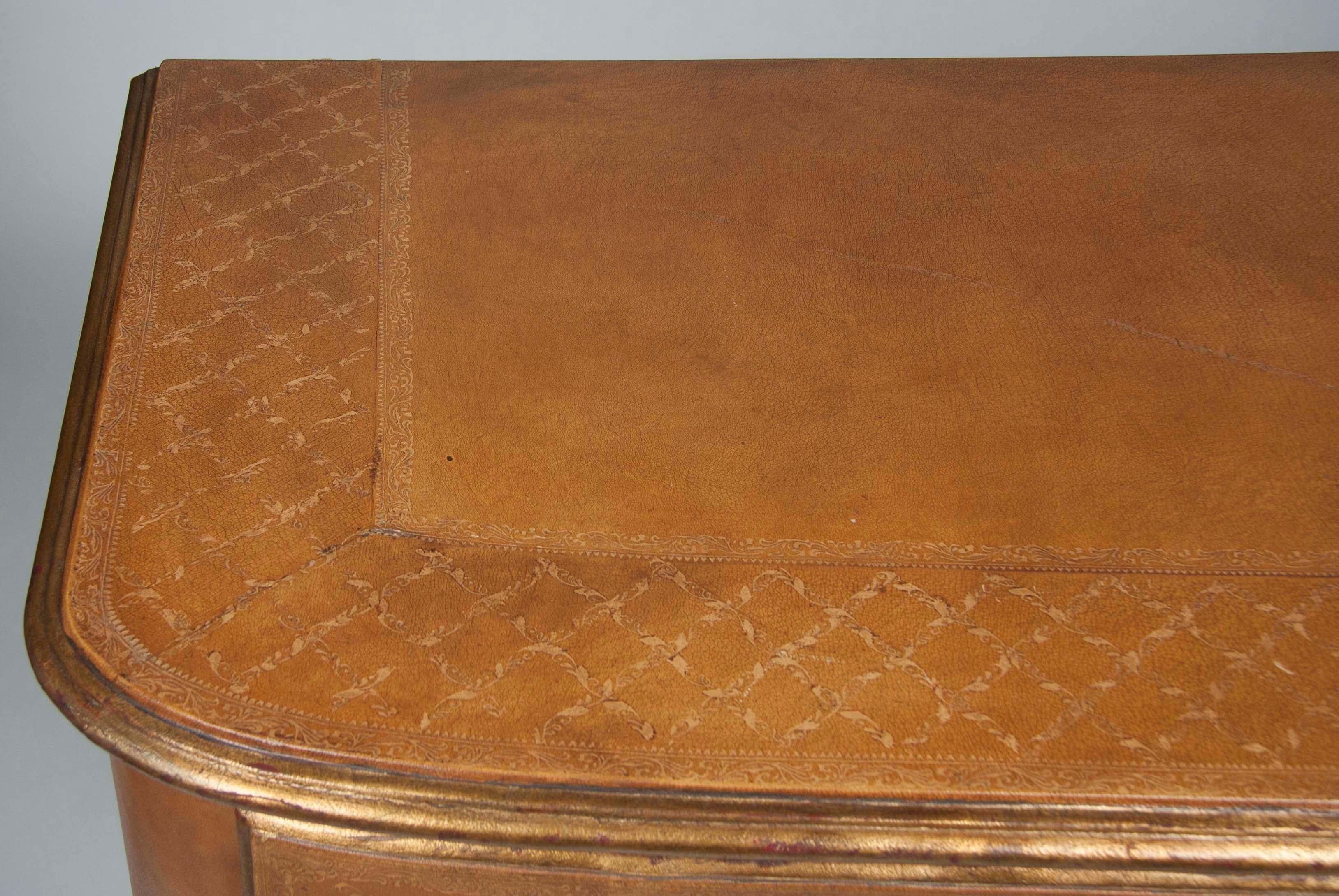 Coppia di comò francesi in stile Luigi XVI della metà del XX secolo rivestiti in pelle in vendita 4