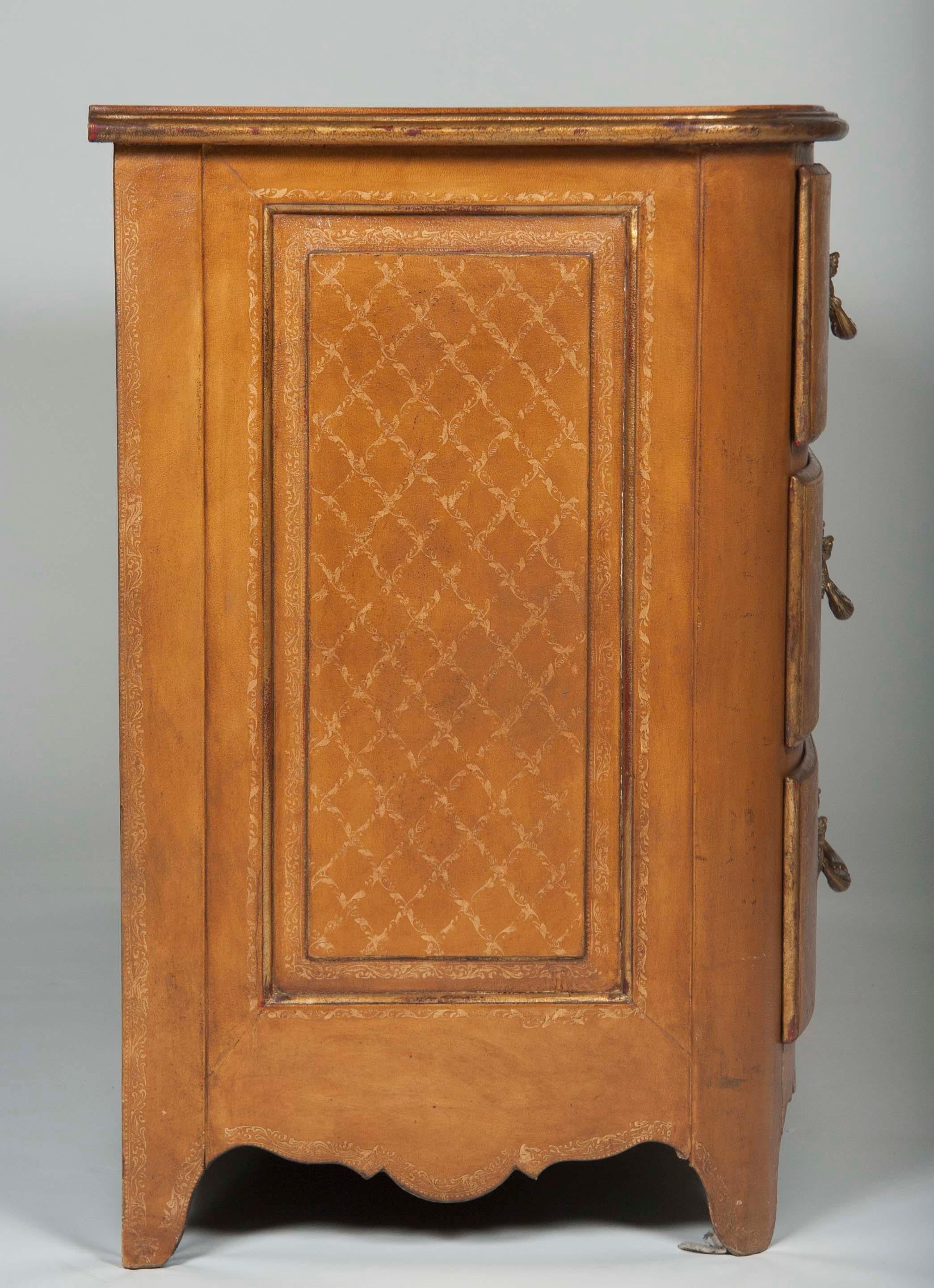 Coppia di comò francesi in stile Luigi XVI della metà del XX secolo rivestiti in pelle in vendita 5