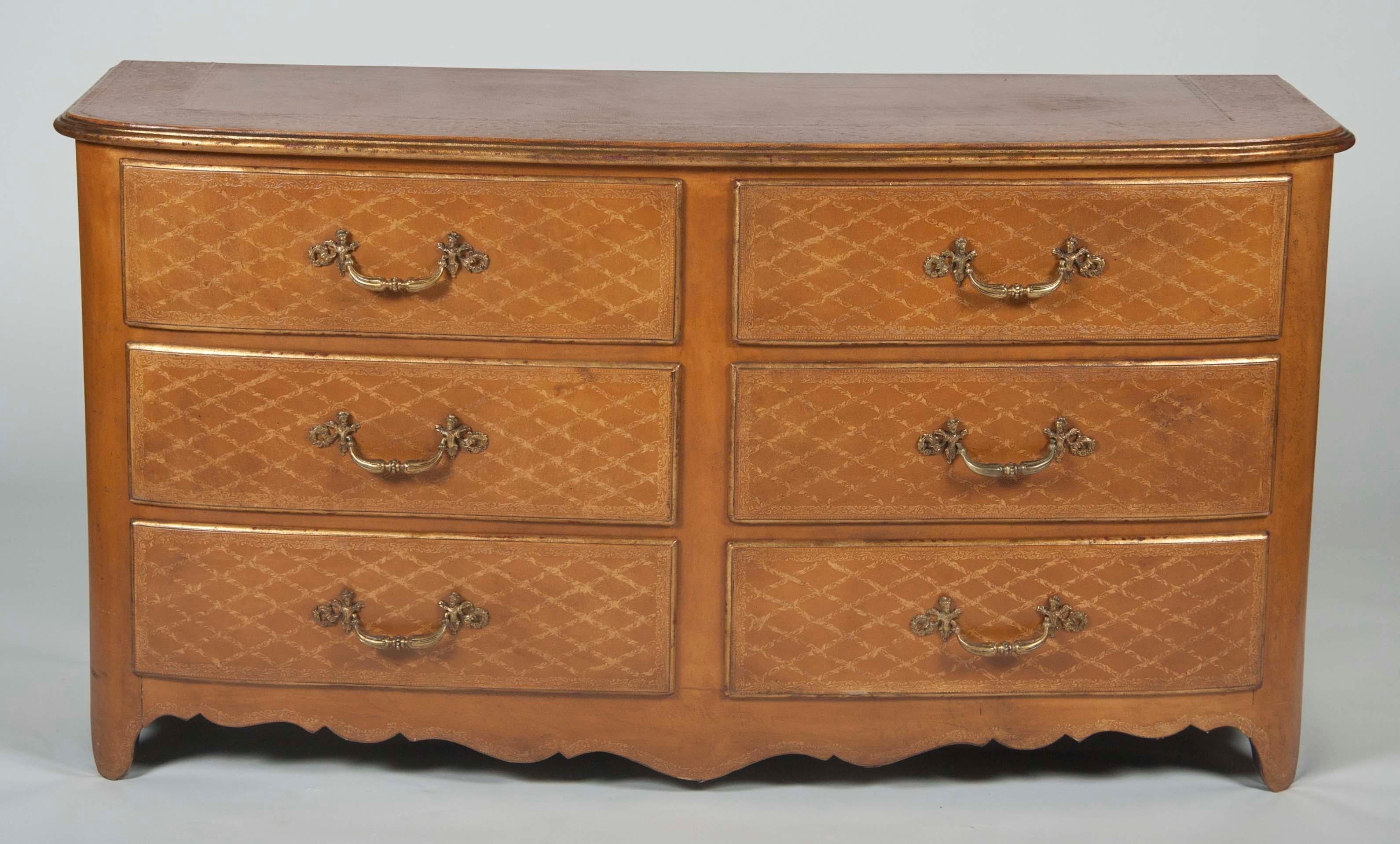 Coppia di commodes francesi in stile Luigi XVI rivestite in pelle con montature in bronzo. Questa bella ed elegante coppia di cassettiere di grandi dimensioni è rivestita in pelle con decorazioni dorate a rombi. Artigianato molto raffinato, forse