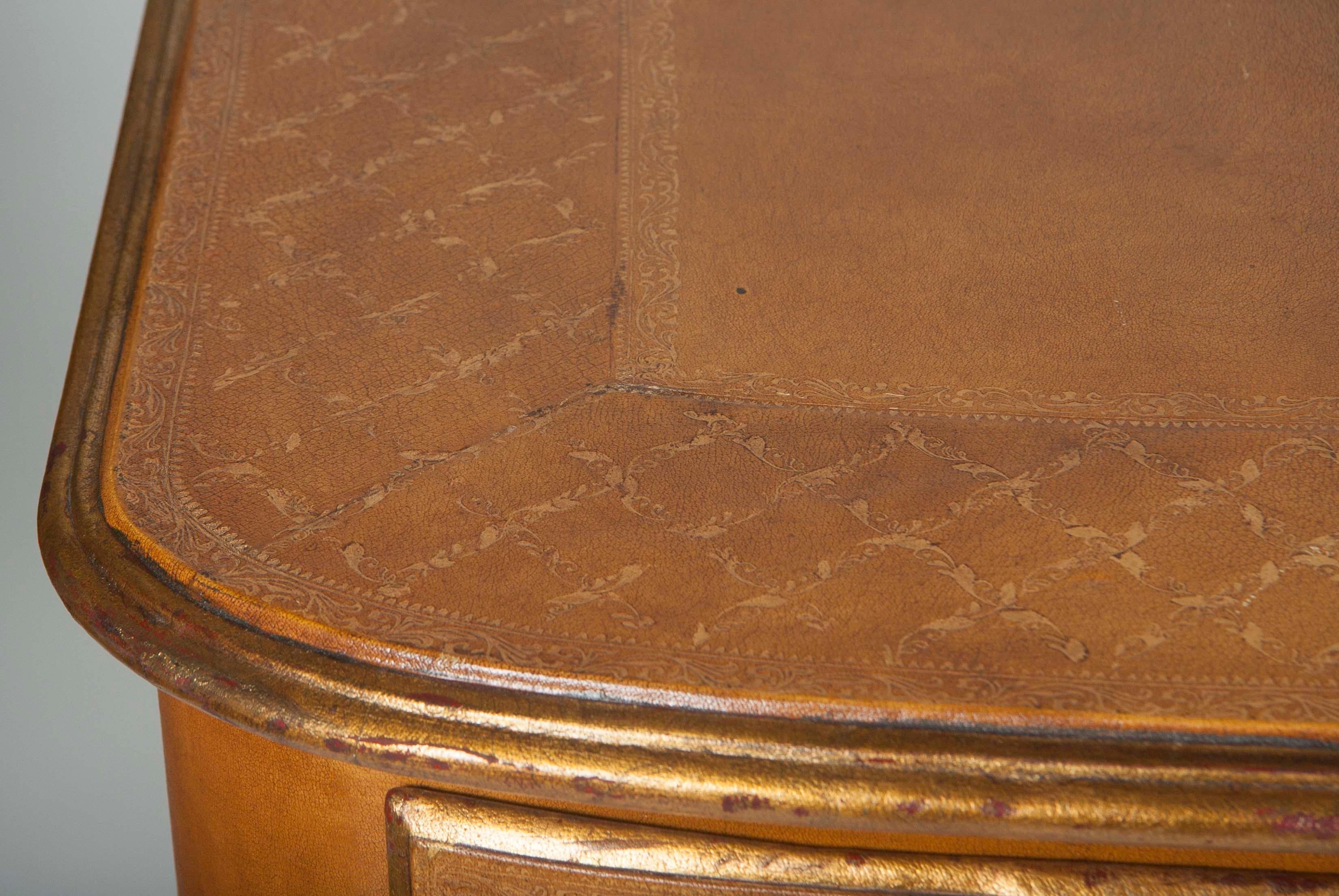 Coppia di comò francesi in stile Luigi XVI della metà del XX secolo rivestiti in pelle In condizioni buone in vendita a Stamford, CT