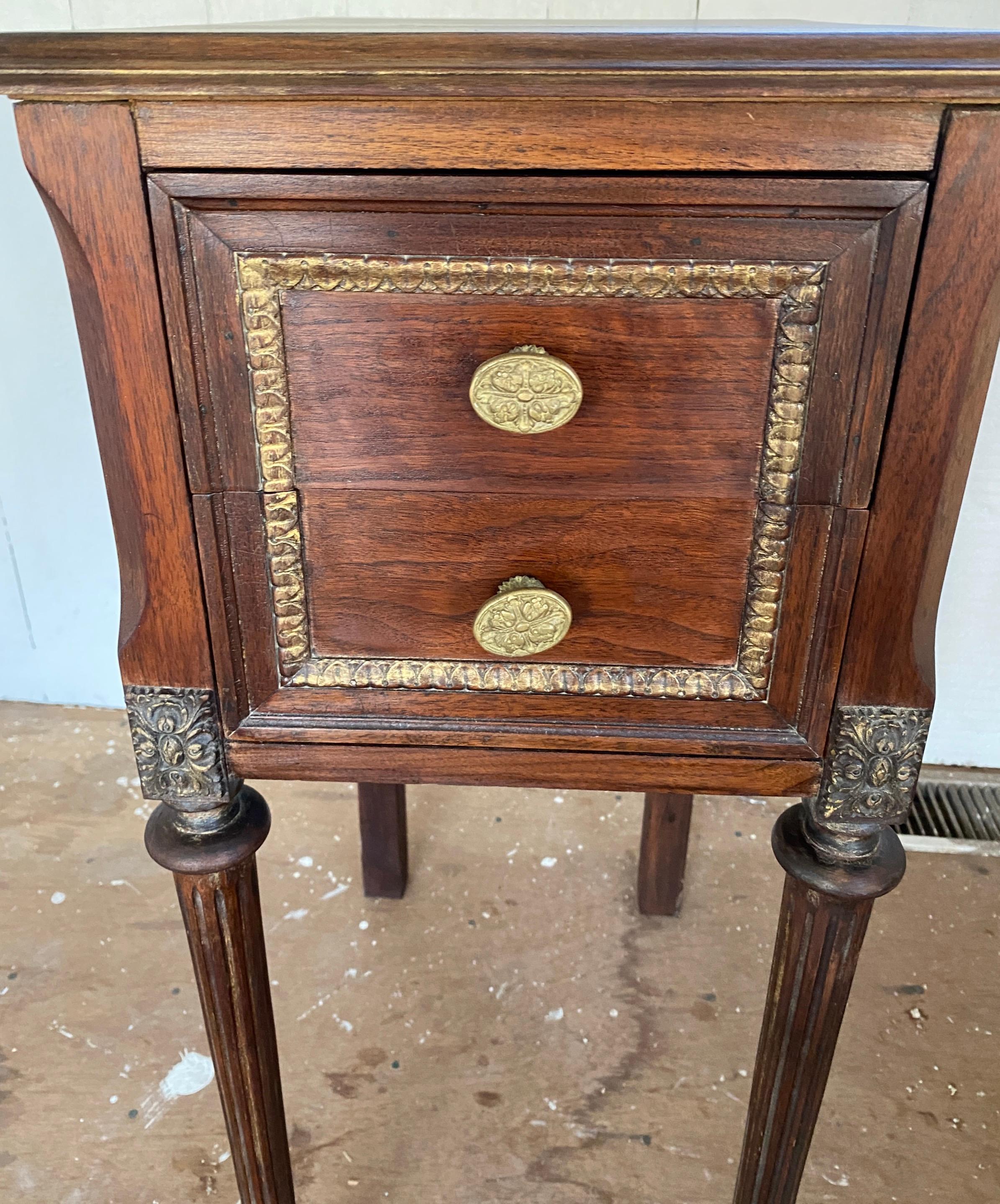 20th Century Pair of French Louis XVI Style Nightstands For Sale