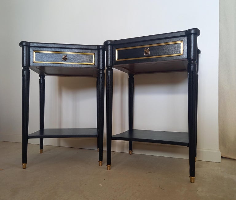 Pair of French Louis XVI Style Nightstands Tables, Bronze & Brass Details In Good Condition For Sale In Paris, FR