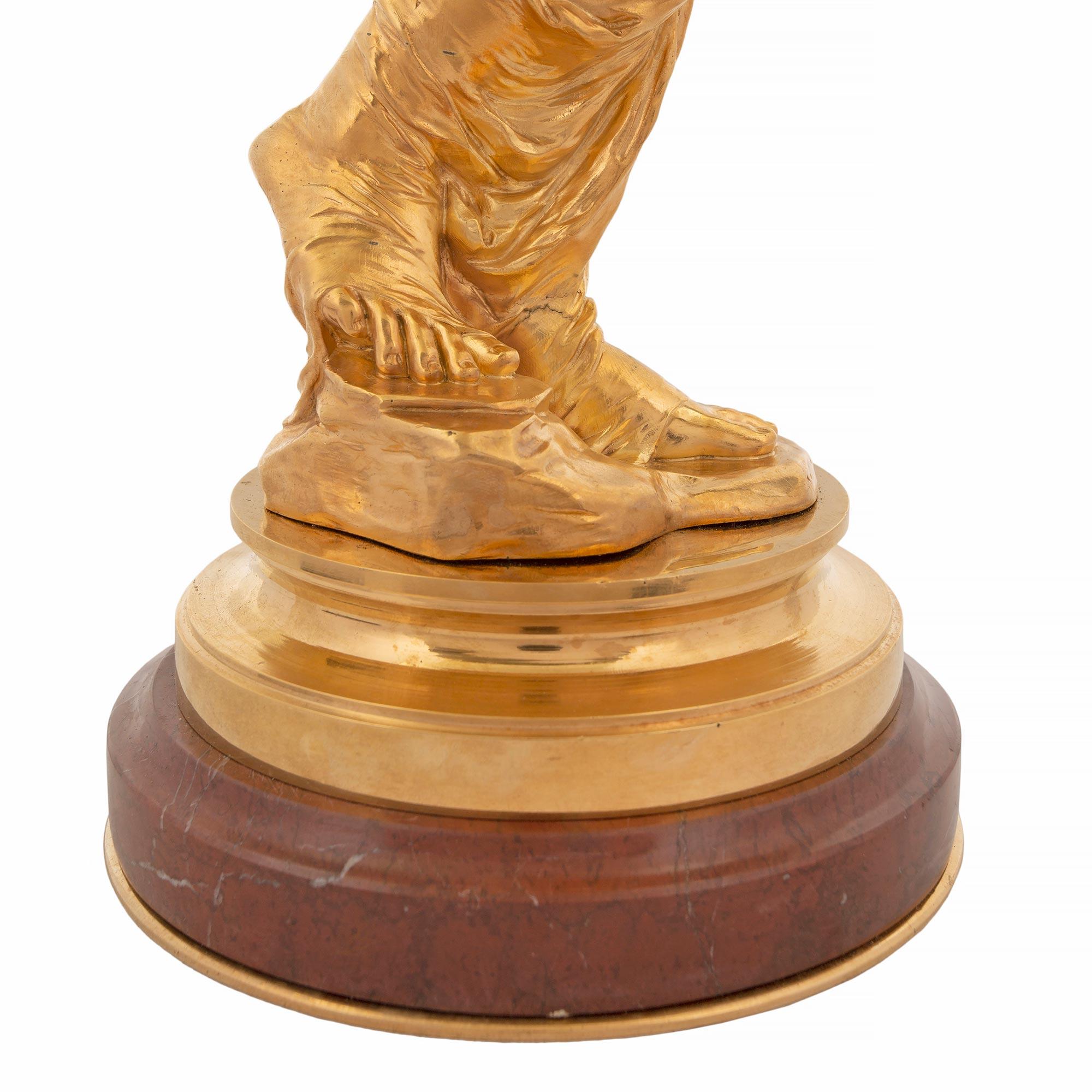 Bronze doré Paire de statues de style Louis XVI en bronze doré et marbre griotte rouge en vente