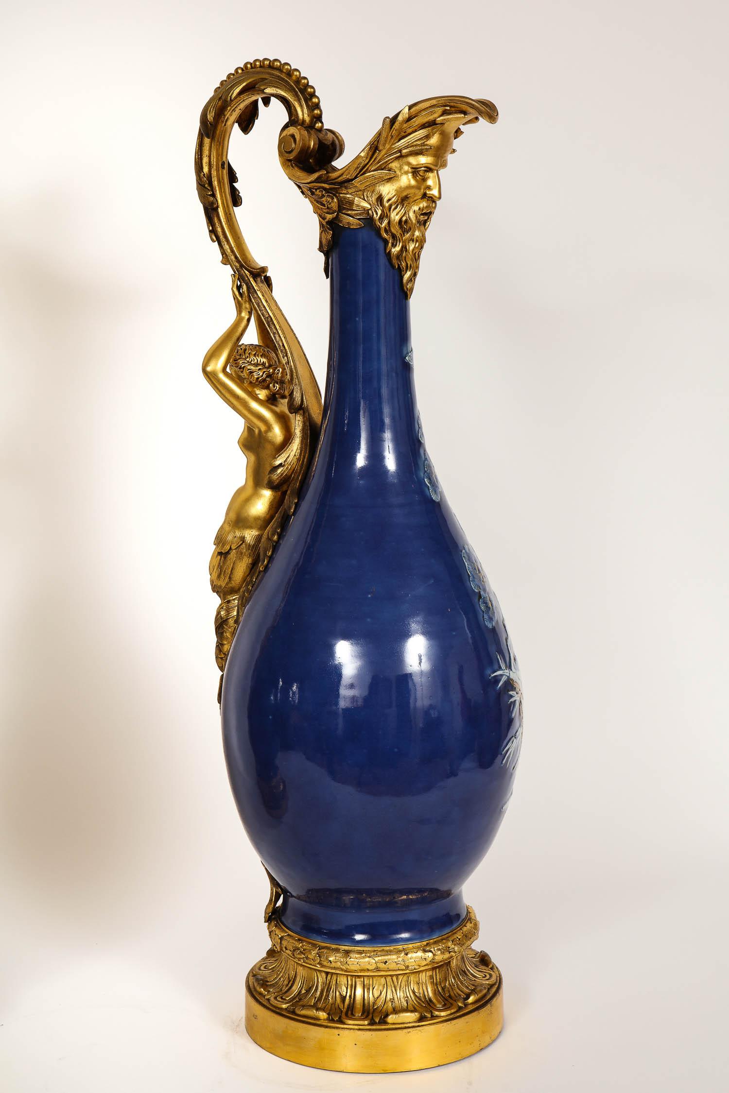 Paar französische Goldbronze-Vasen aus chinesischem Exportporzellan im Louis-XVI.-Stil mit Ormolu-Beschlägen im Angebot 2