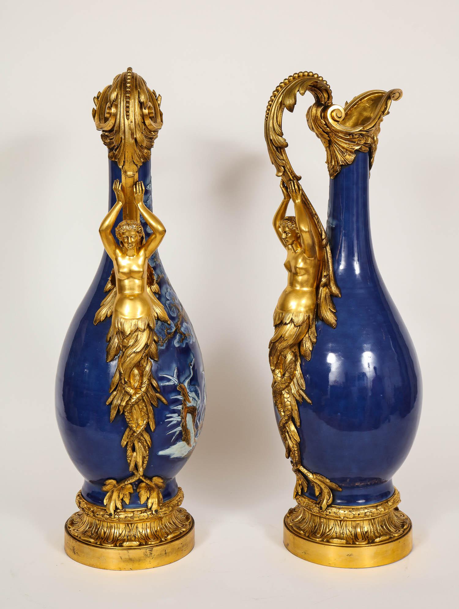 Paar französische Goldbronze-Vasen aus chinesischem Exportporzellan im Louis-XVI.-Stil mit Ormolu-Beschlägen im Angebot 3