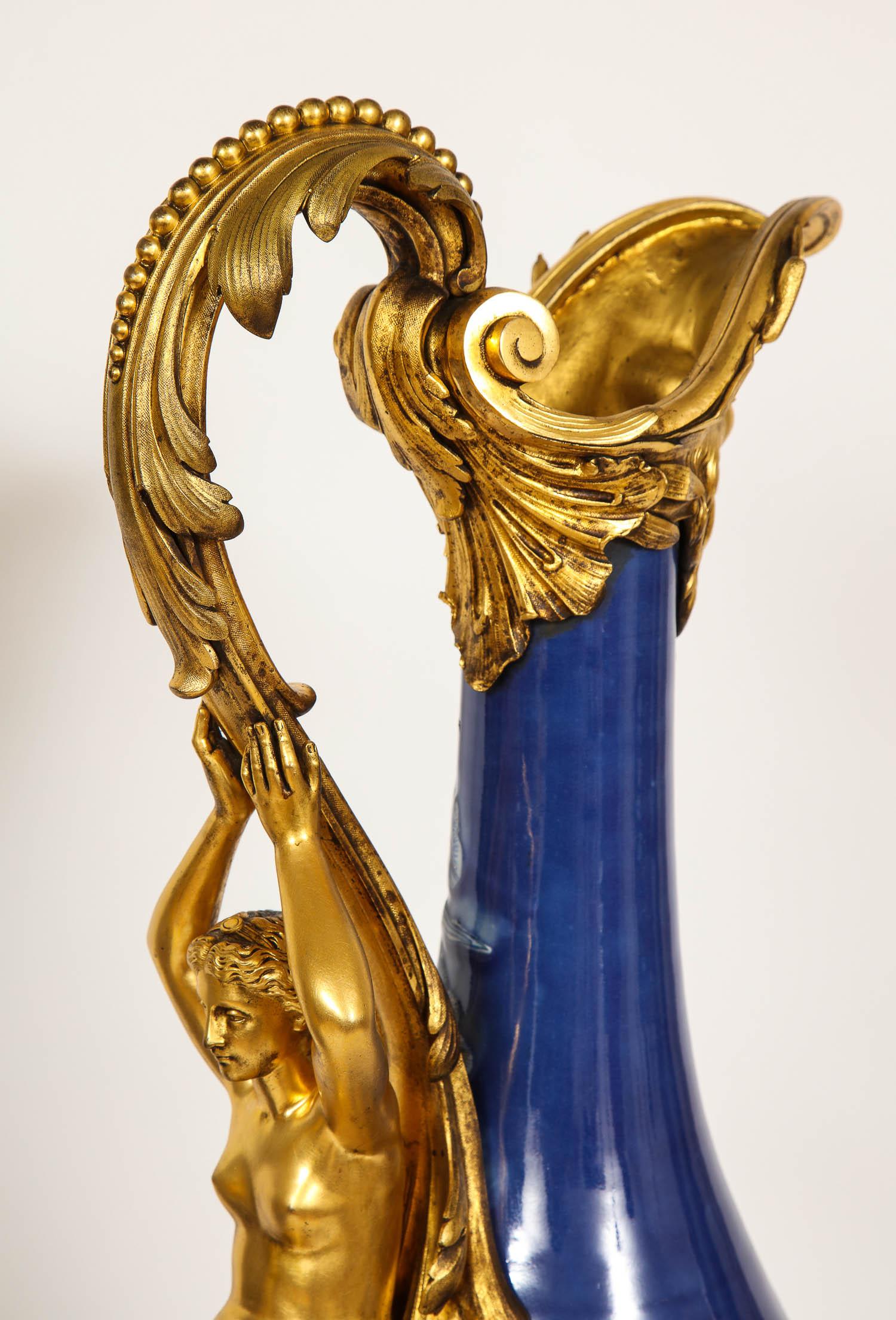 Paar französische Goldbronze-Vasen aus chinesischem Exportporzellan im Louis-XVI.-Stil mit Ormolu-Beschlägen im Angebot 4