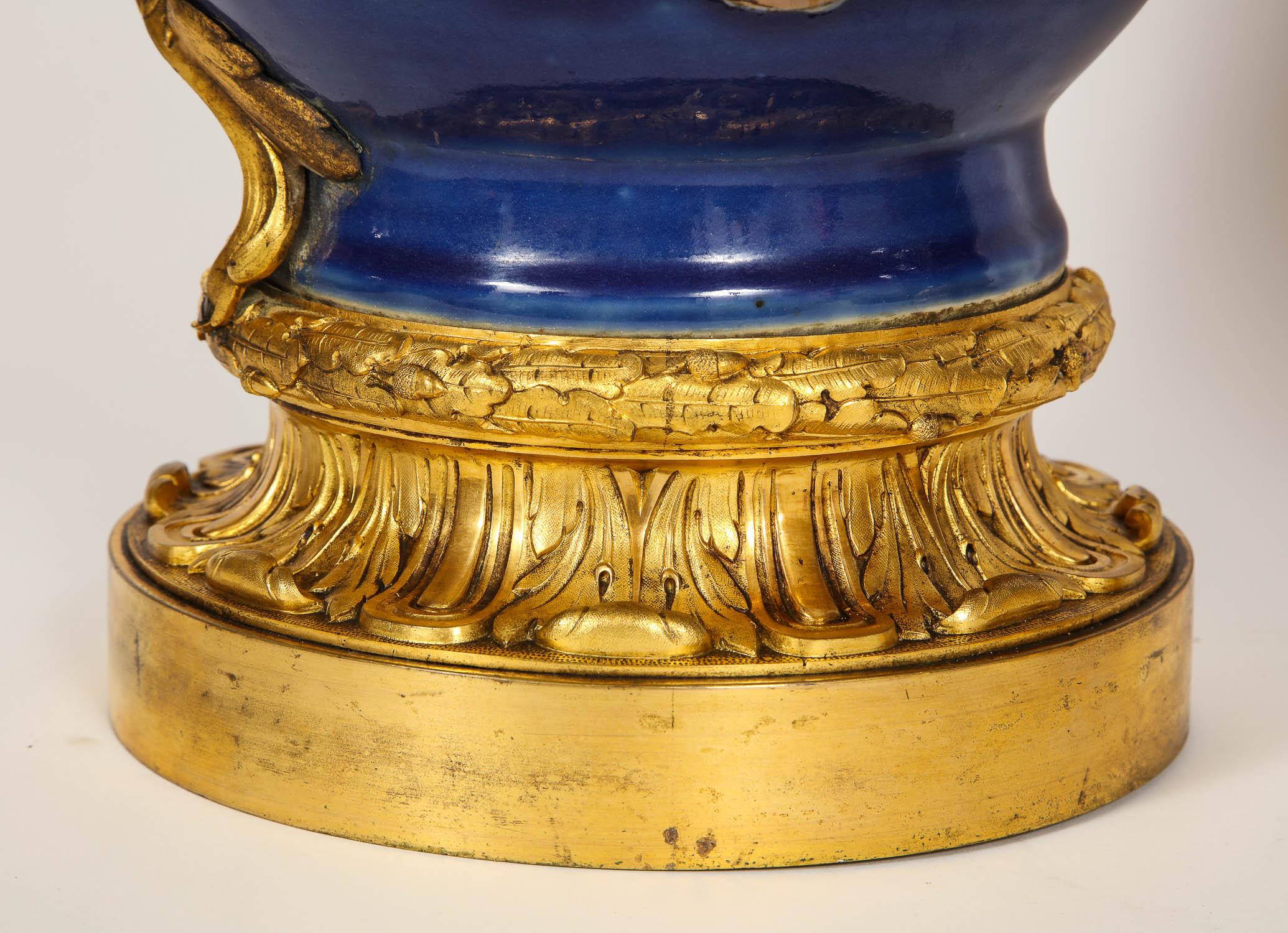 Ein monumentales und bedeutendes Paar antiker französischer Vasen aus chinesischem Exportporzellan im Louis-XVI-Stil mit Ormolu-Montierung. Dieses außergewöhnliche Paar Porzellanvasen im Louis-XVI-Stil ist wunderschön handgefertigt und steht auf