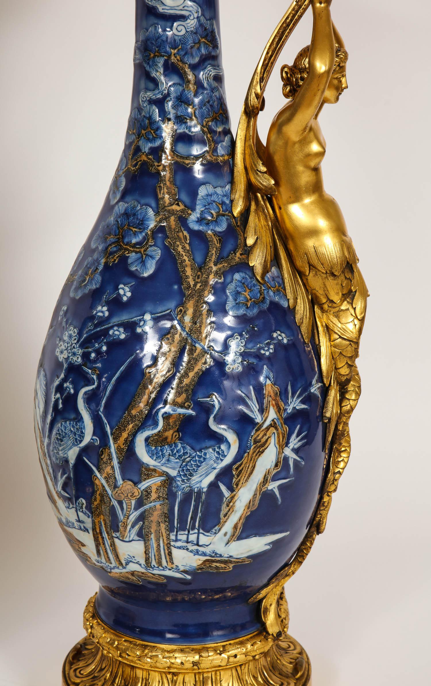 Paar französische Goldbronze-Vasen aus chinesischem Exportporzellan im Louis-XVI.-Stil mit Ormolu-Beschlägen (Französisch) im Angebot