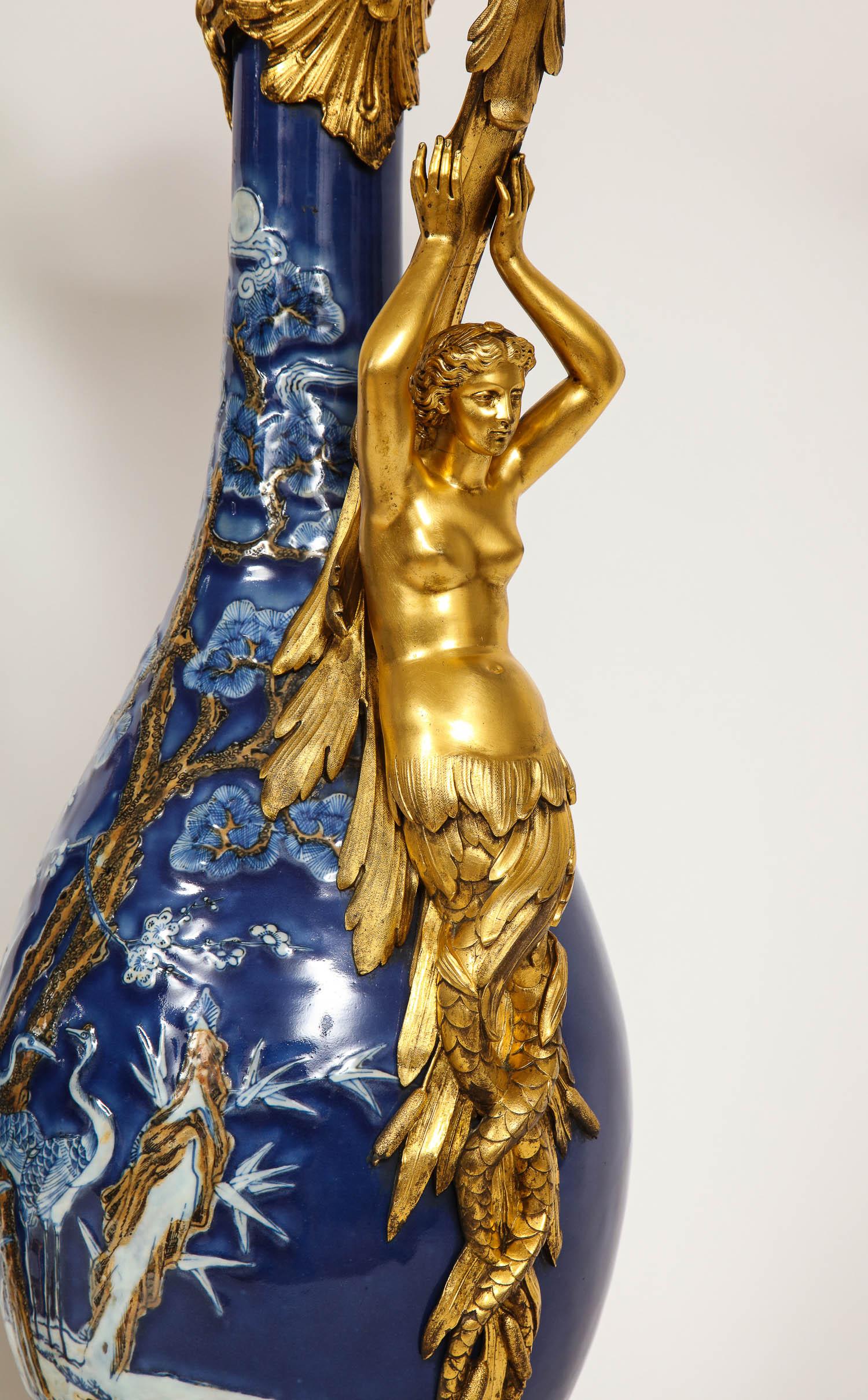 Paar französische Goldbronze-Vasen aus chinesischem Exportporzellan im Louis-XVI.-Stil mit Ormolu-Beschlägen im Zustand „Hervorragend“ im Angebot in New York, NY