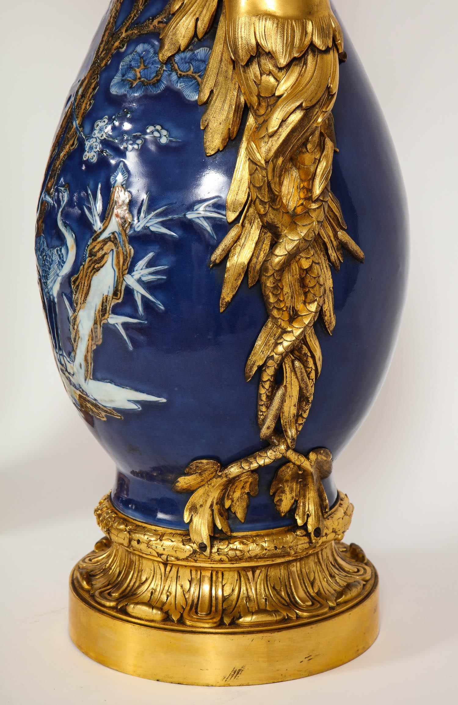 Paar französische Goldbronze-Vasen aus chinesischem Exportporzellan im Louis-XVI.-Stil mit Ormolu-Beschlägen (19. Jahrhundert) im Angebot