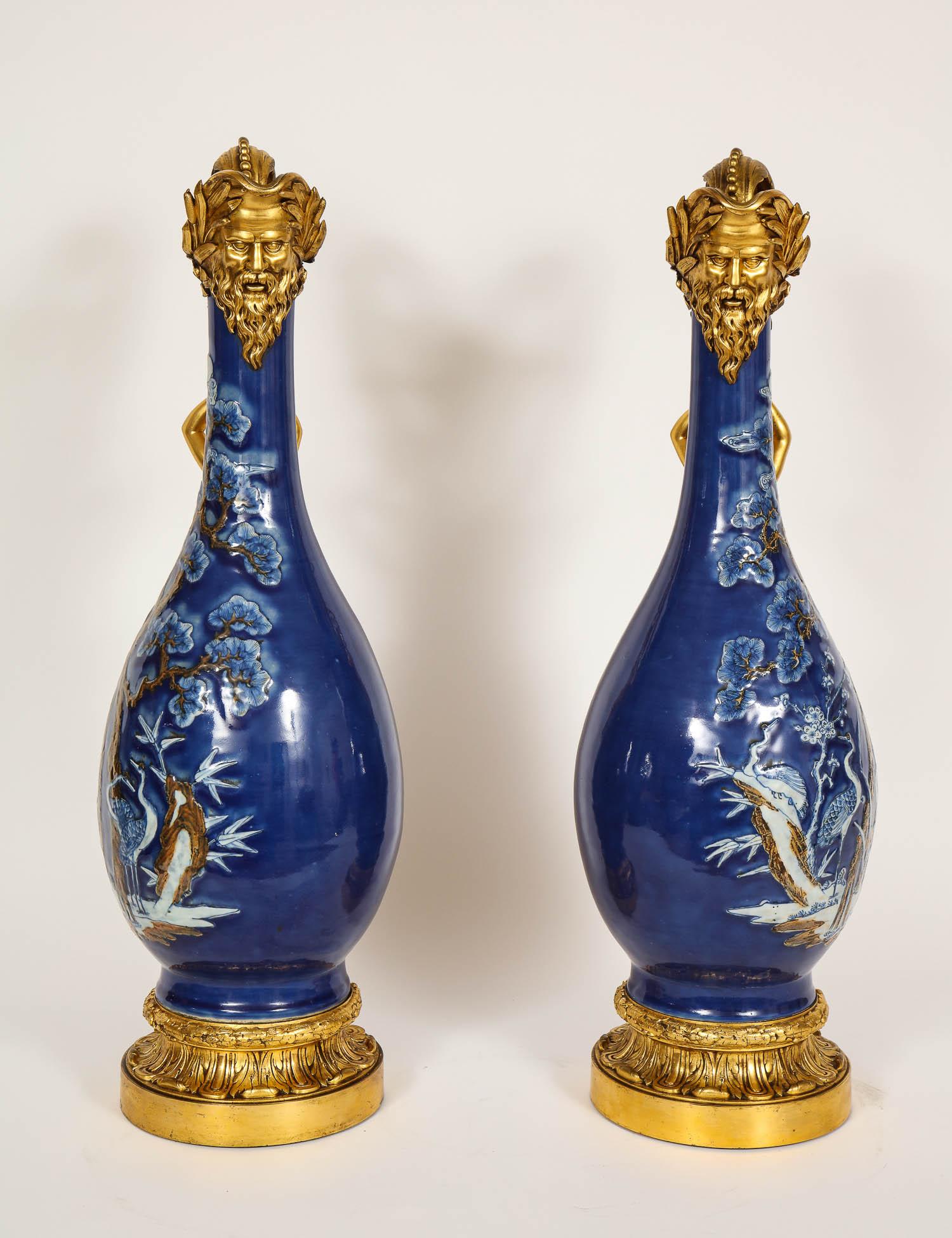 Paar französische Goldbronze-Vasen aus chinesischem Exportporzellan im Louis-XVI.-Stil mit Ormolu-Beschlägen (Porzellan) im Angebot