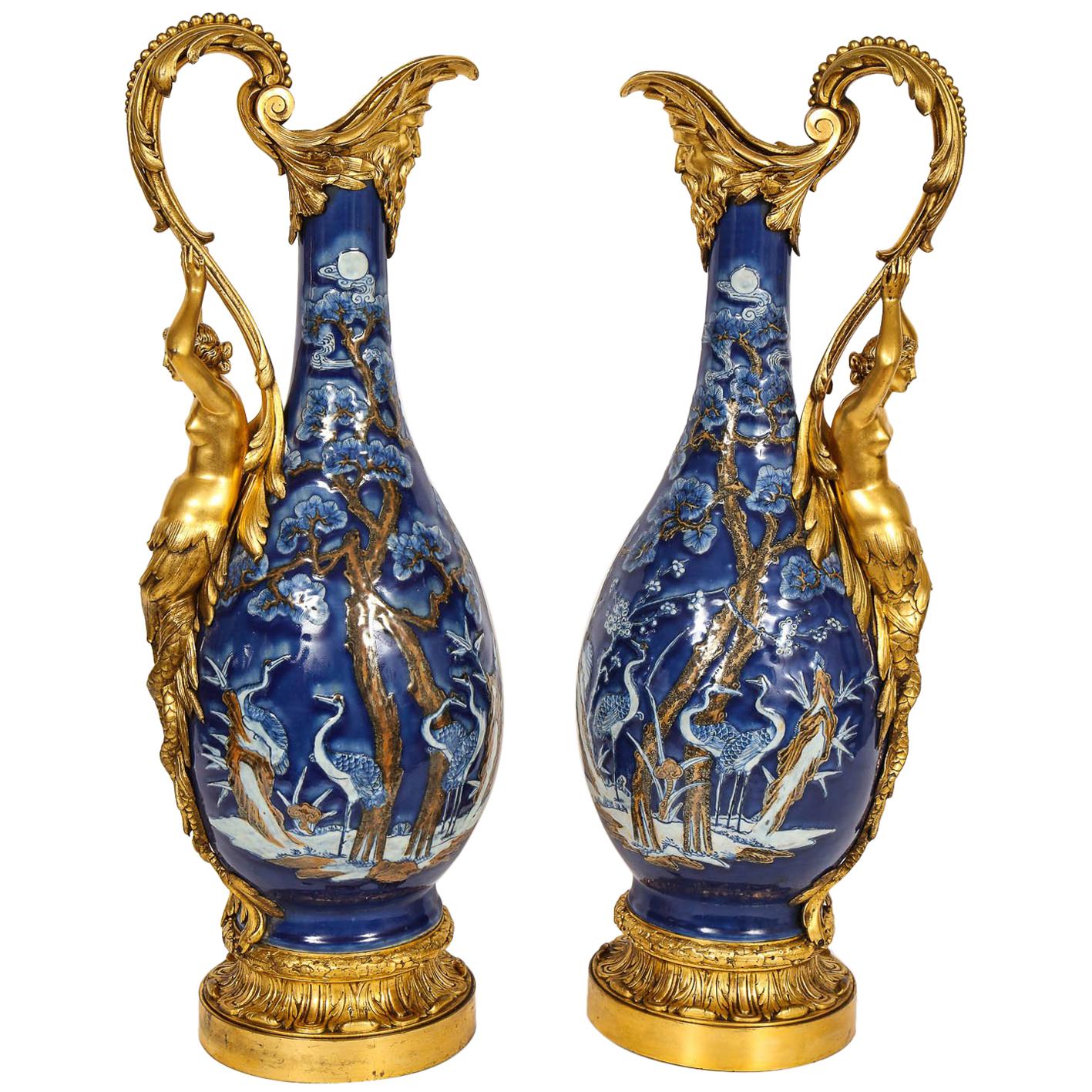 Paire de vases en porcelaine d'exportation chinoise de style Louis XVI montés en bronze doré