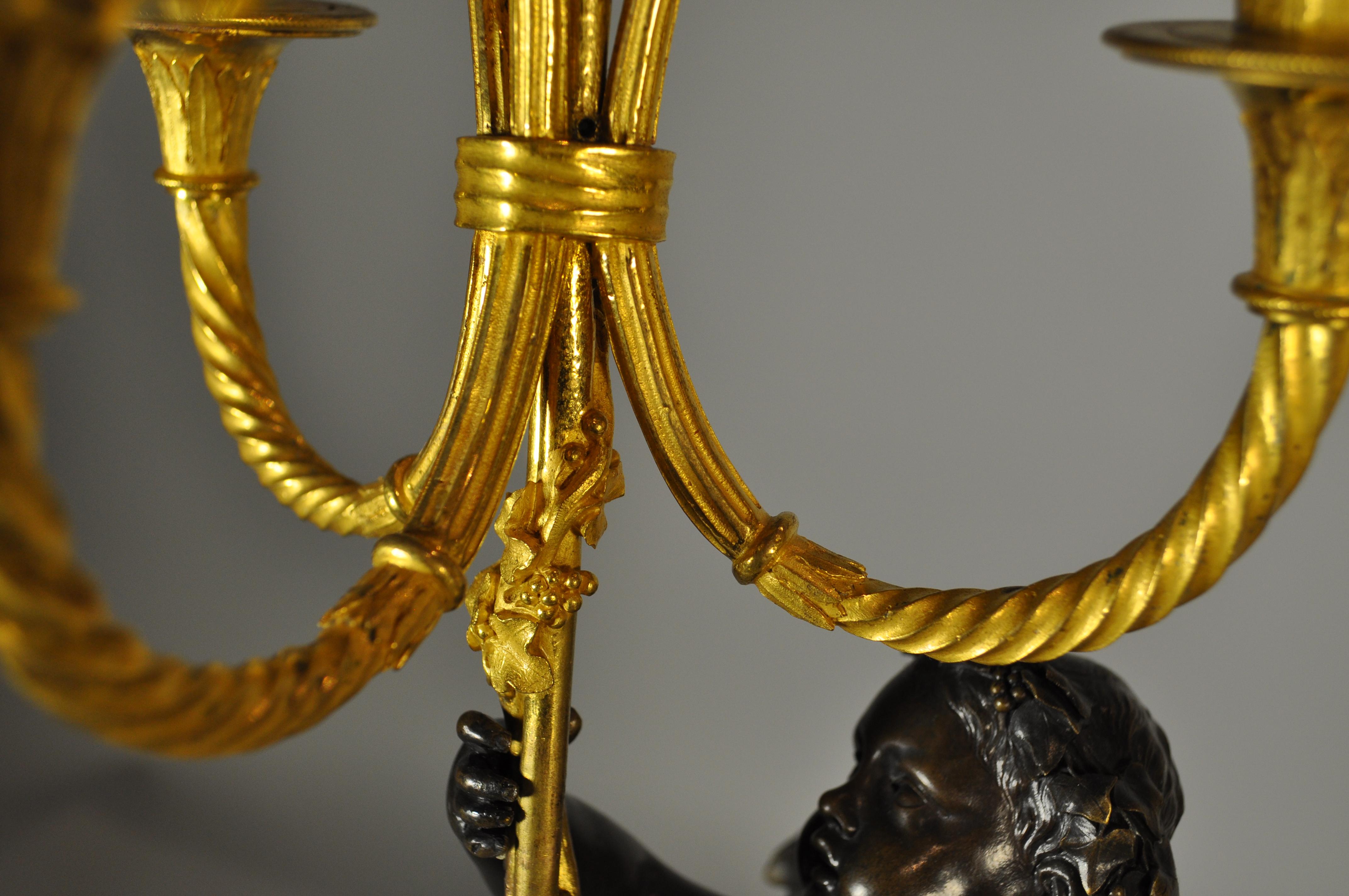 Paar französische Ormolu- und patinierte Bronze-Kandelaber im Stil von LOUIS XVI. aus weißem Marmor im Angebot 3
