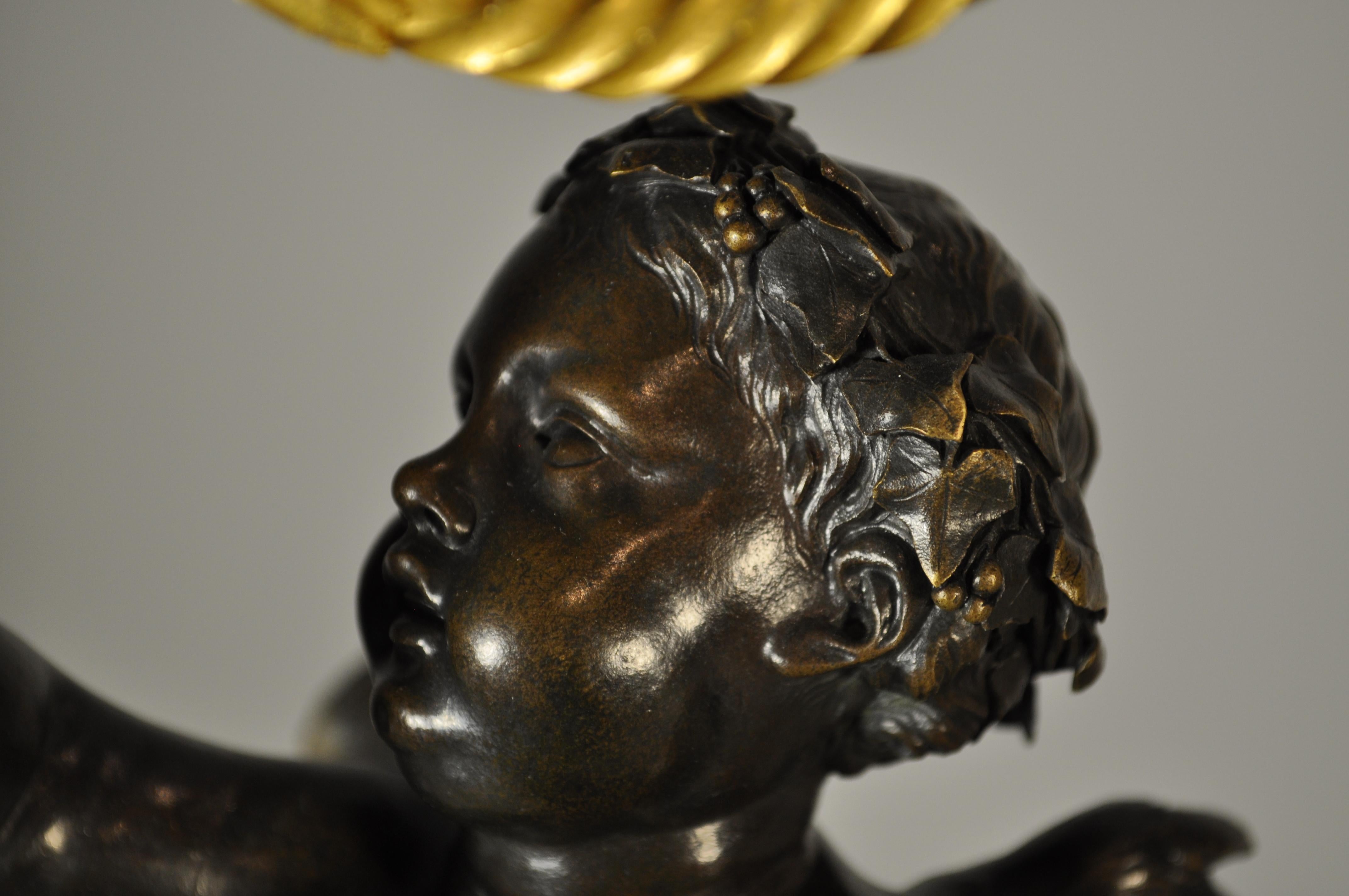 Paar französische Ormolu- und patinierte Bronze-Kandelaber im Stil von LOUIS XVI. aus weißem Marmor im Angebot 4