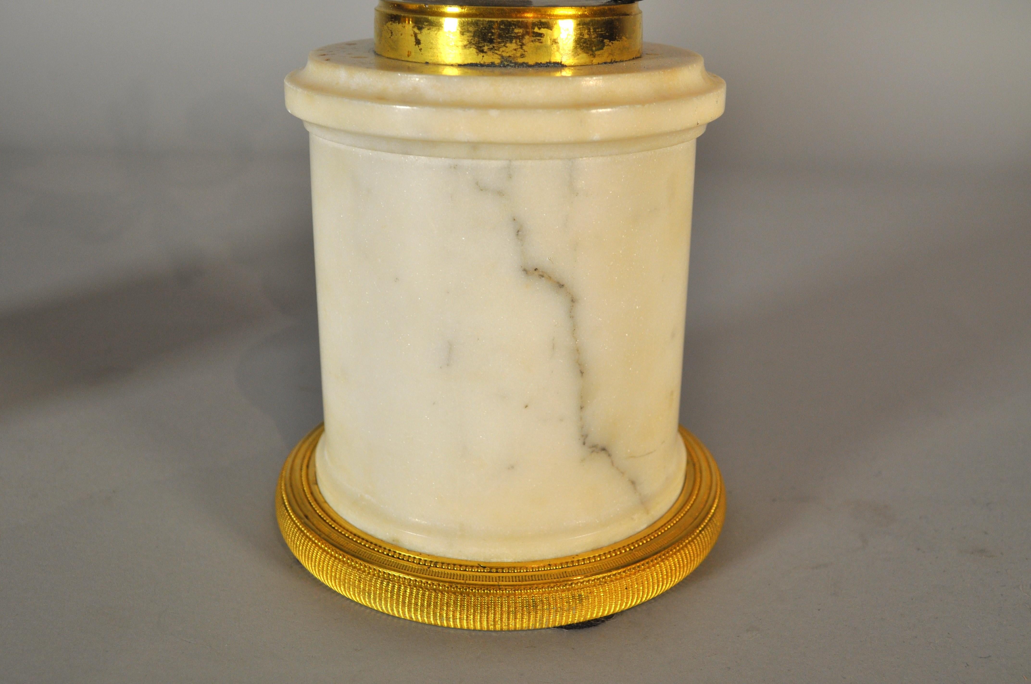 Paar französische Ormolu- und patinierte Bronze-Kandelaber im Stil von LOUIS XVI. aus weißem Marmor im Angebot 7