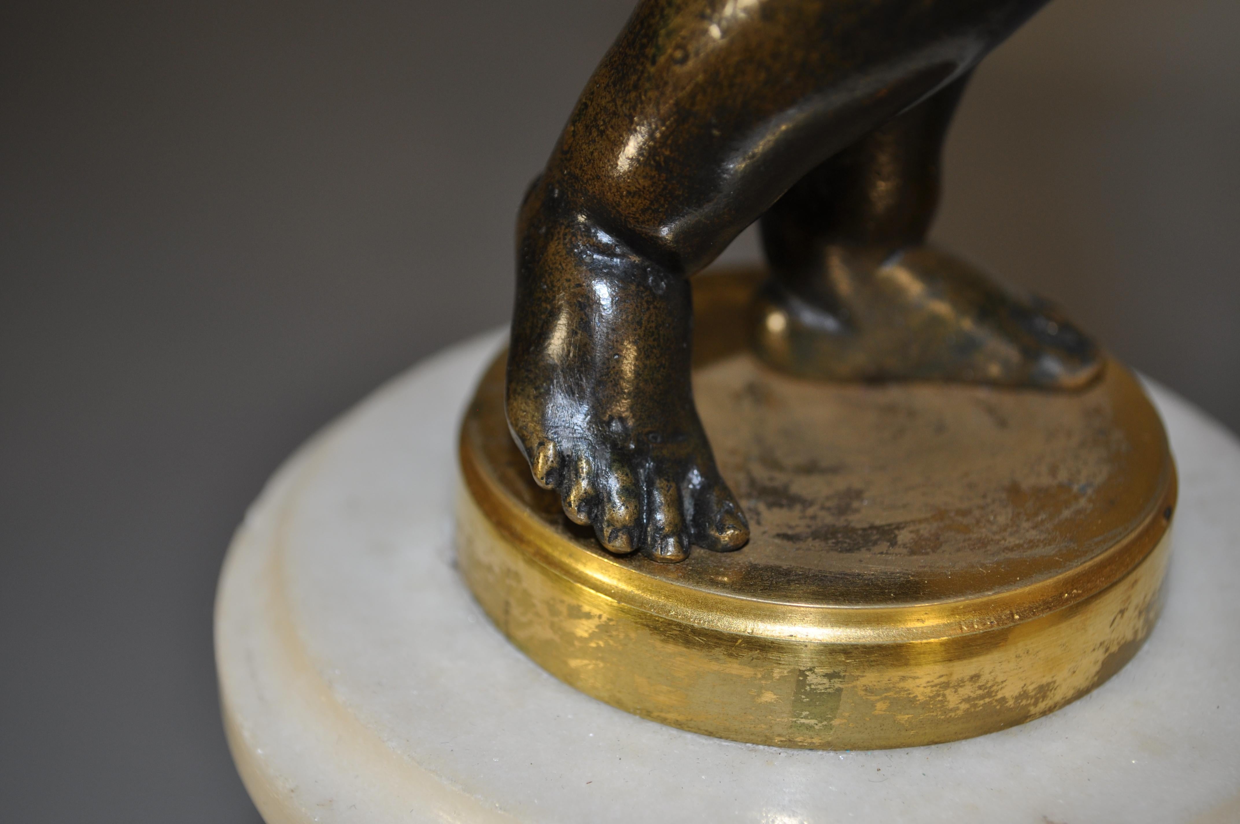 Paar französische Ormolu- und patinierte Bronze-Kandelaber im Stil von LOUIS XVI. aus weißem Marmor im Angebot 8
