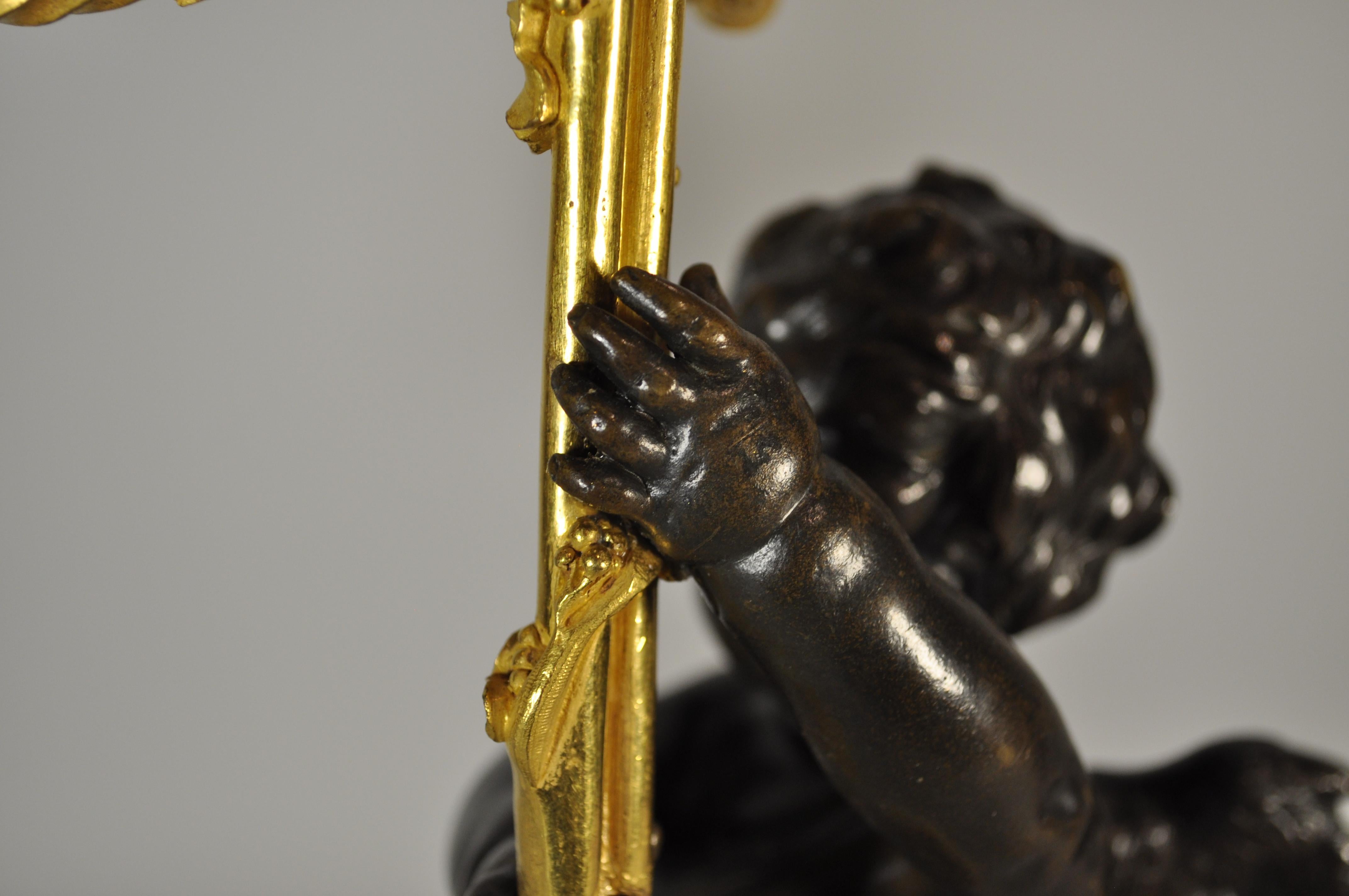 Paar französische Ormolu- und patinierte Bronze-Kandelaber im Stil von LOUIS XVI. aus weißem Marmor im Angebot 9