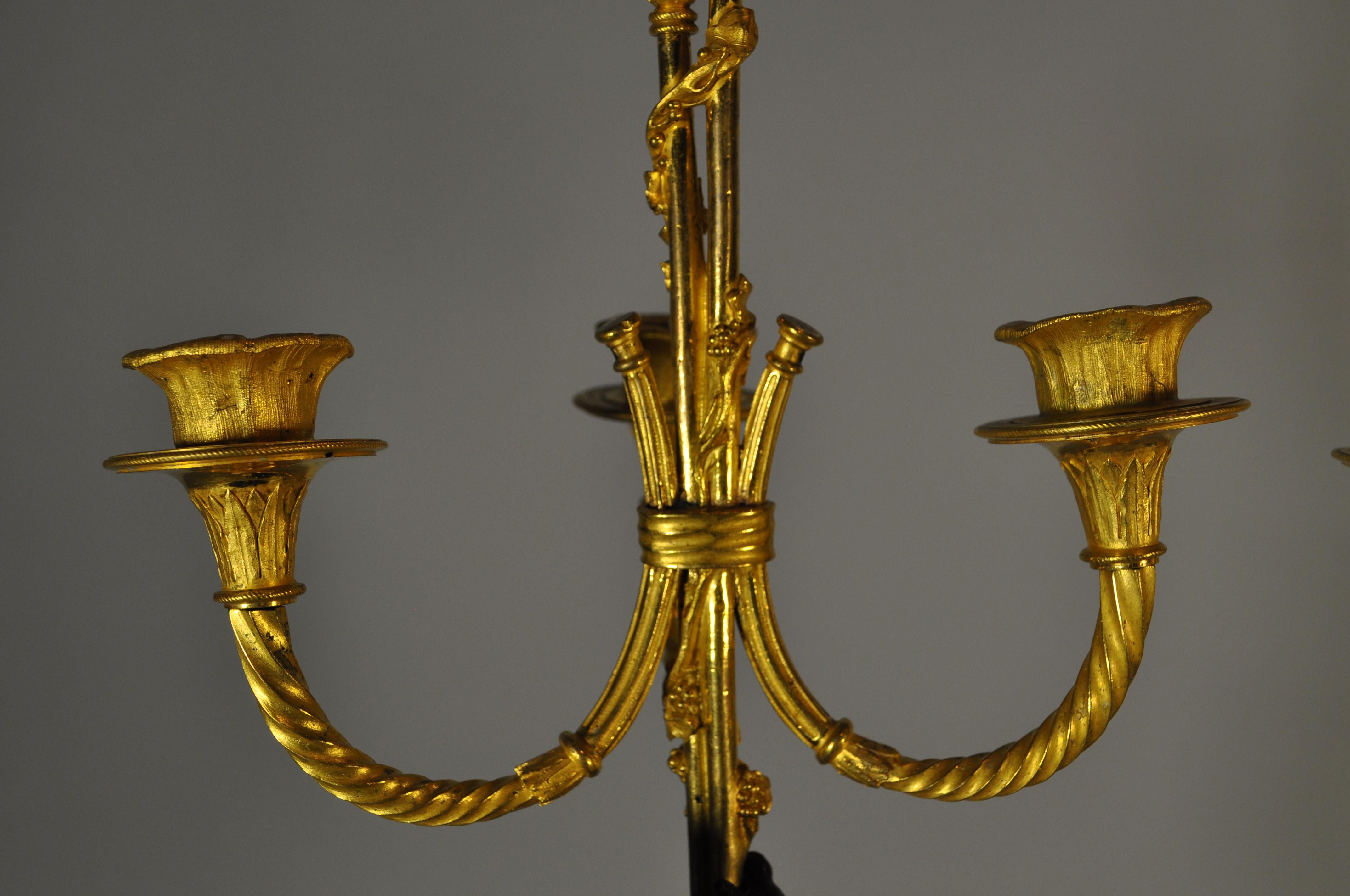 Paar französische Ormolu- und patinierte Bronze-Kandelaber im Stil von LOUIS XVI. aus weißem Marmor im Angebot 10