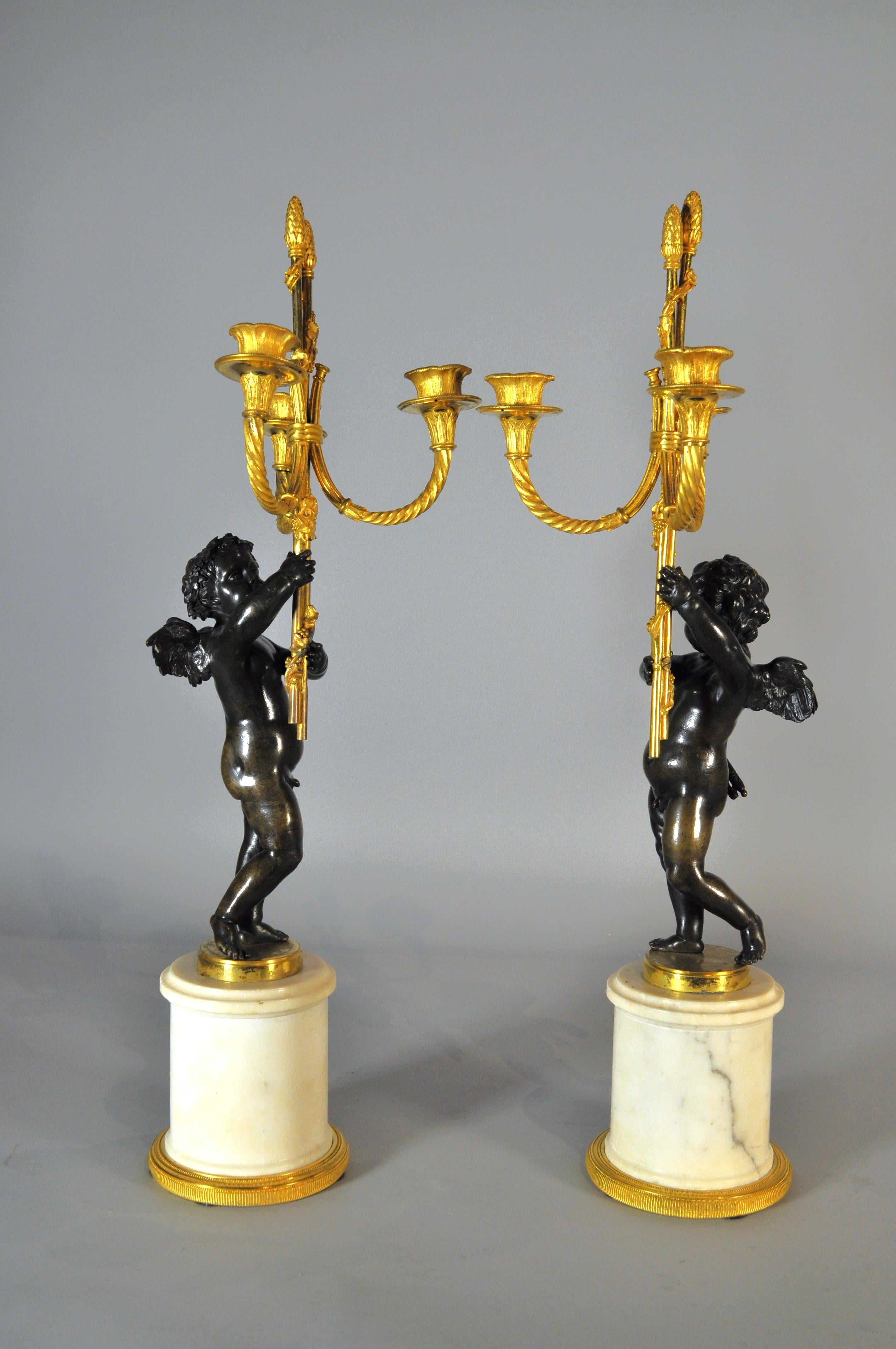 Pärchen feiner französischer ORMOLU-Kerzen im Stil von LOUIS XVI. aus PATINIERTER BRONZE und weißem Marmor mit drei Branches.
Jeweils in Form eines Putto aus patinierter Bronze, der drei vergoldete Bronzezweige hält, auf Sockel aus weißem Marmor und