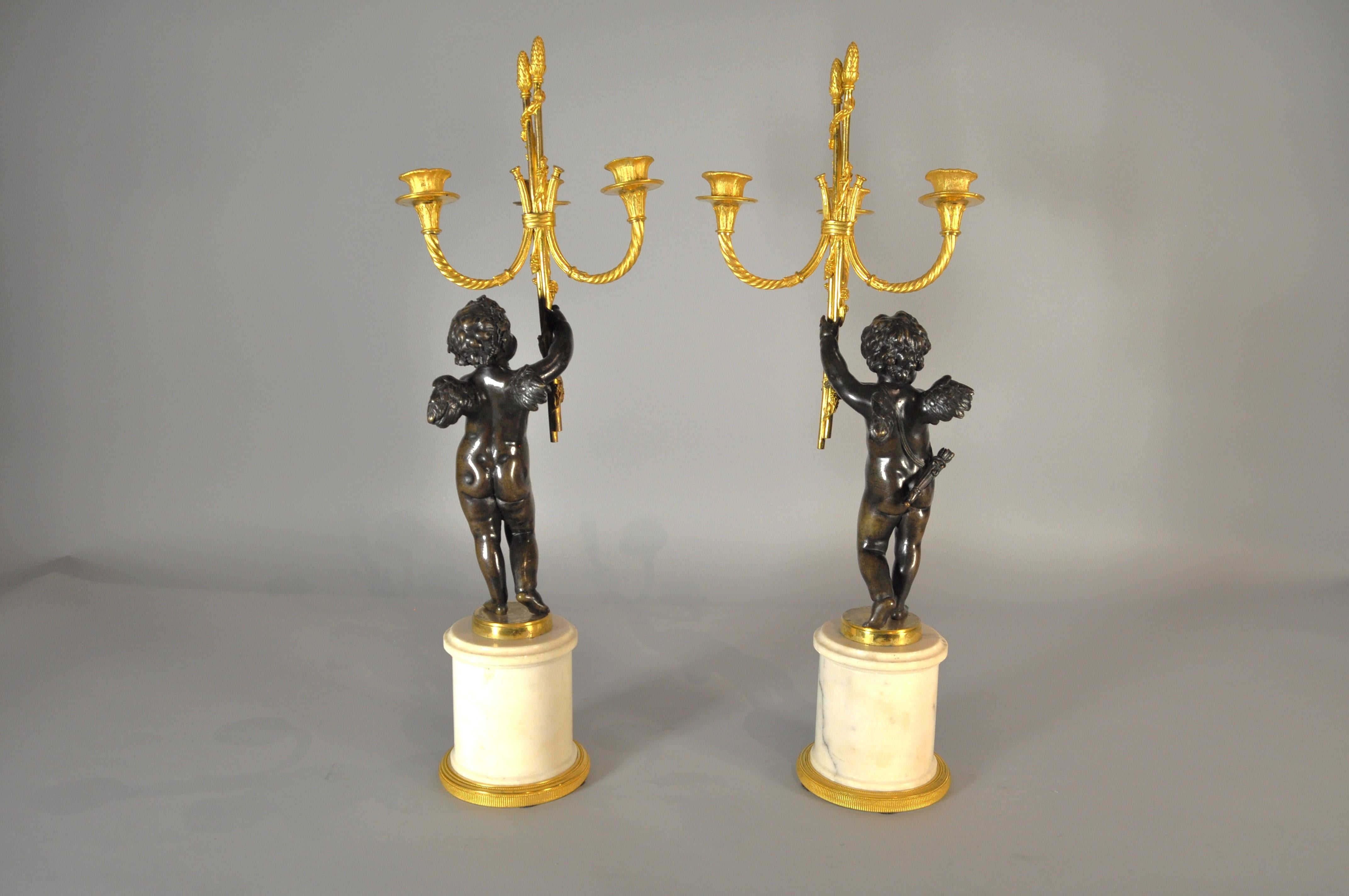 Paar französische Ormolu- und patinierte Bronze-Kandelaber im Stil von LOUIS XVI. aus weißem Marmor (Louis XVI.) im Angebot