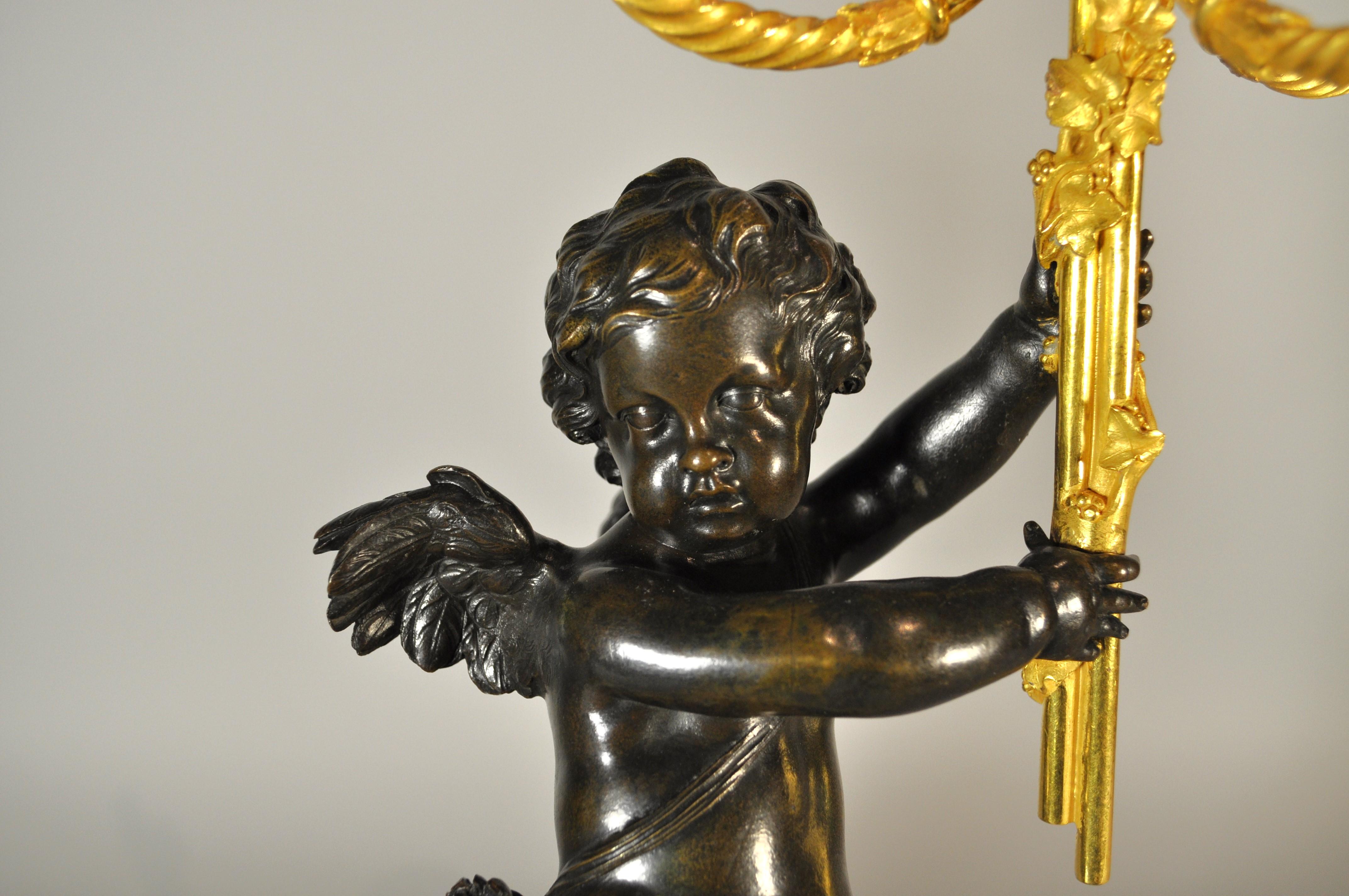 Paar französische Ormolu- und patinierte Bronze-Kandelaber im Stil von LOUIS XVI. aus weißem Marmor (French) im Angebot