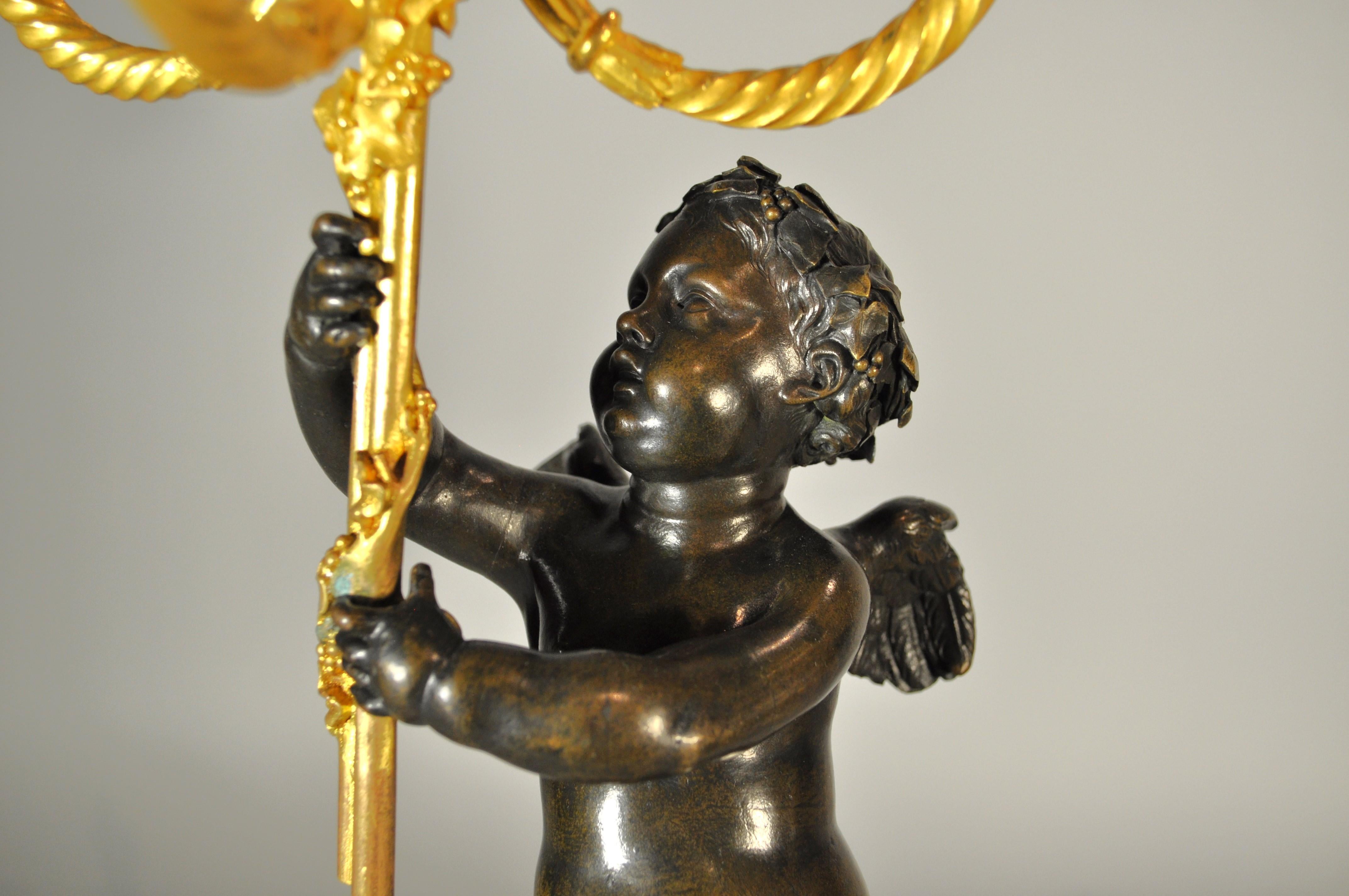 Paar französische Ormolu- und patinierte Bronze-Kandelaber im Stil von LOUIS XVI. aus weißem Marmor (Vergoldet) im Angebot