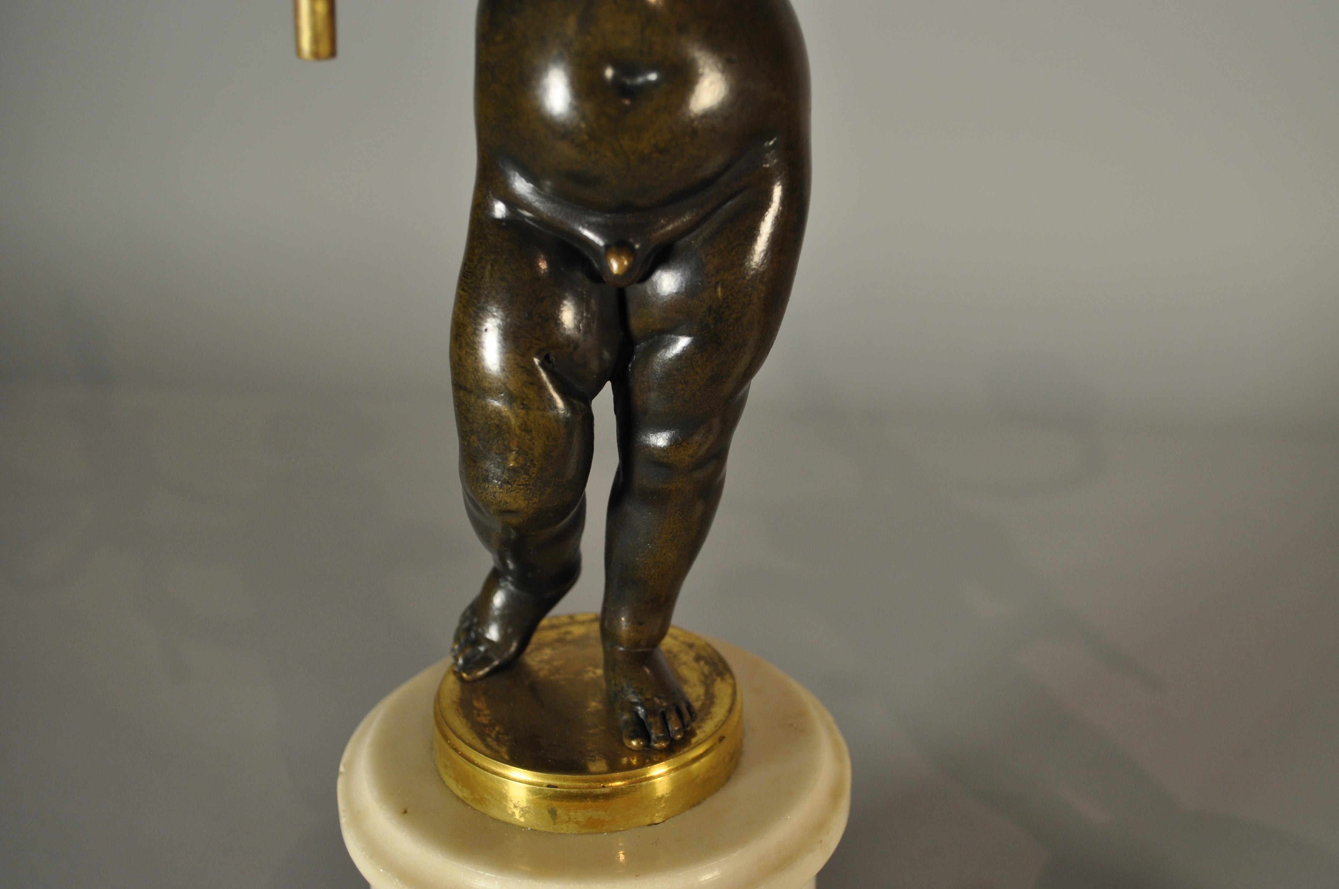 Paar französische Ormolu- und patinierte Bronze-Kandelaber im Stil von LOUIS XVI. aus weißem Marmor im Zustand „Gut“ im Angebot in Milano, IT