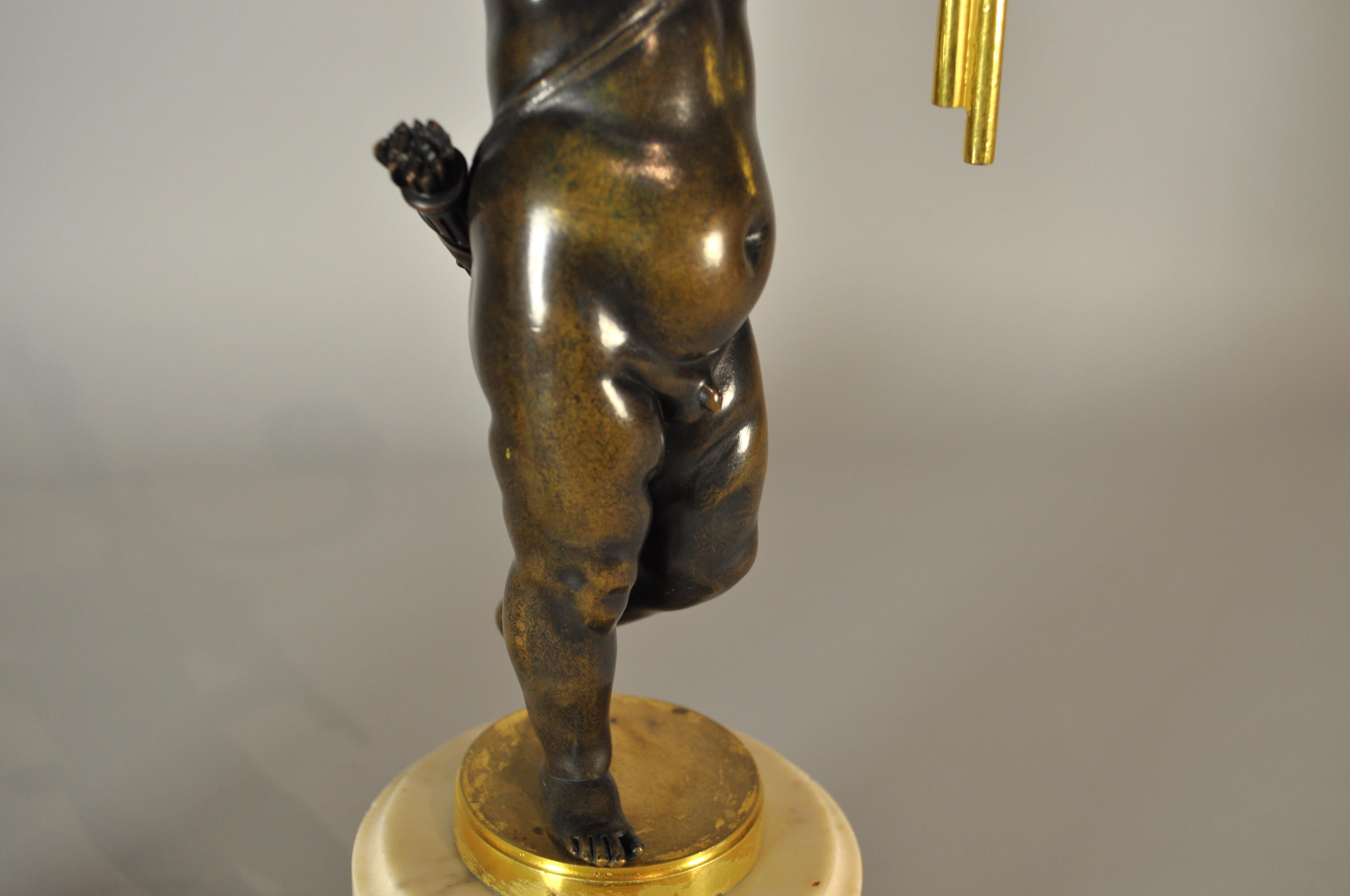 Paar französische Ormolu- und patinierte Bronze-Kandelaber im Stil von LOUIS XVI. aus weißem Marmor (19th Century) im Angebot