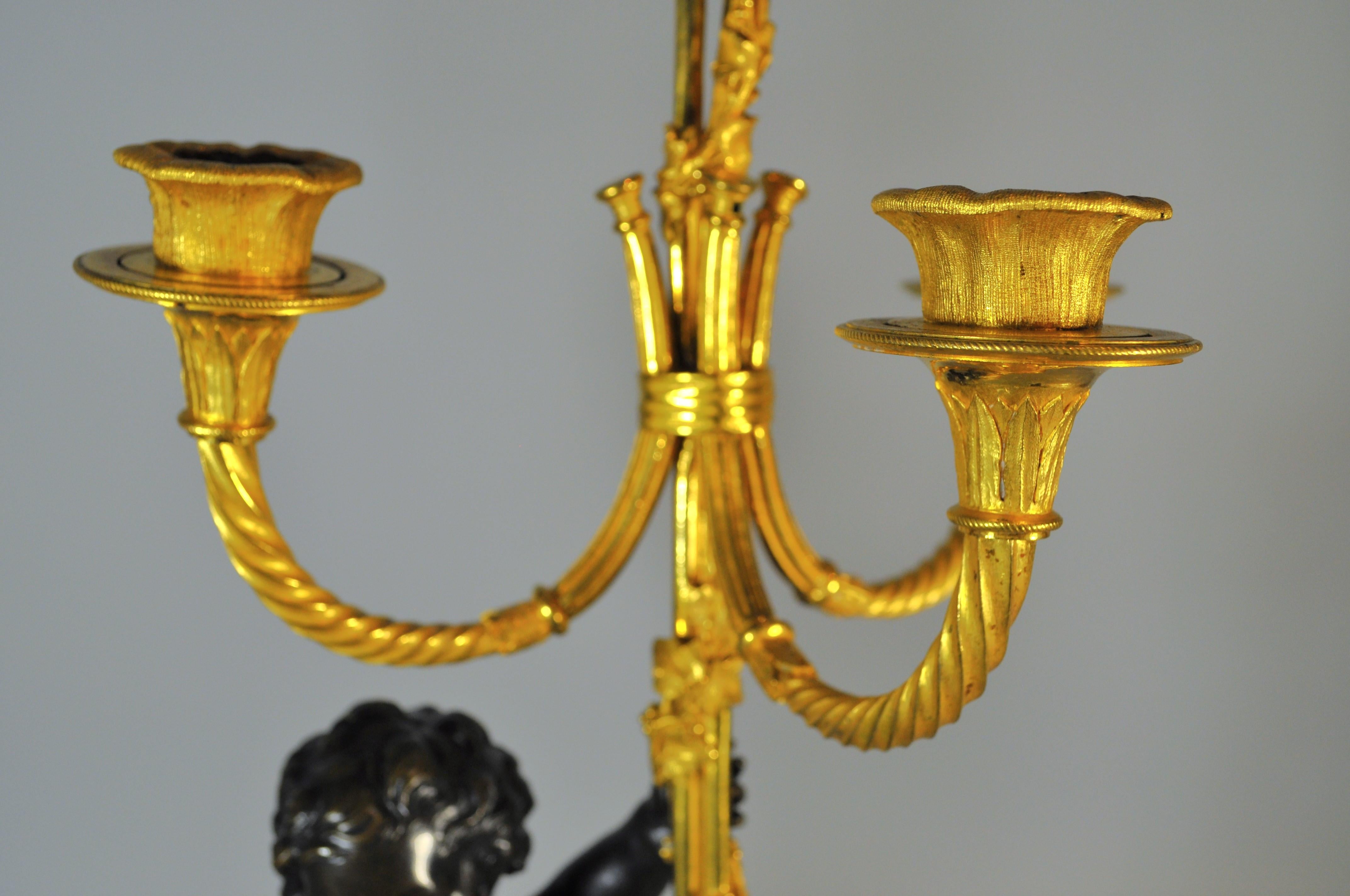 Paar französische Ormolu- und patinierte Bronze-Kandelaber im Stil von LOUIS XVI. aus weißem Marmor im Angebot 1