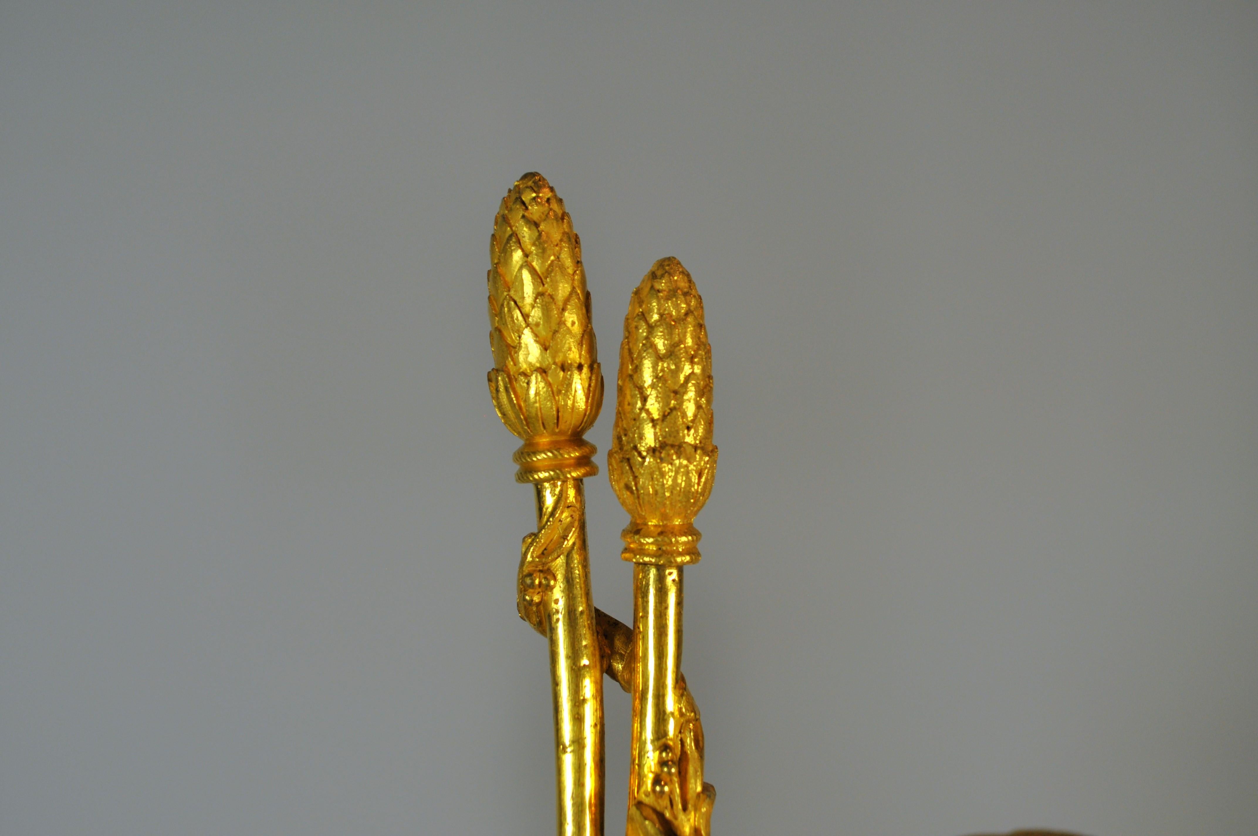 Paar französische Ormolu- und patinierte Bronze-Kandelaber im Stil von LOUIS XVI. aus weißem Marmor im Angebot 2