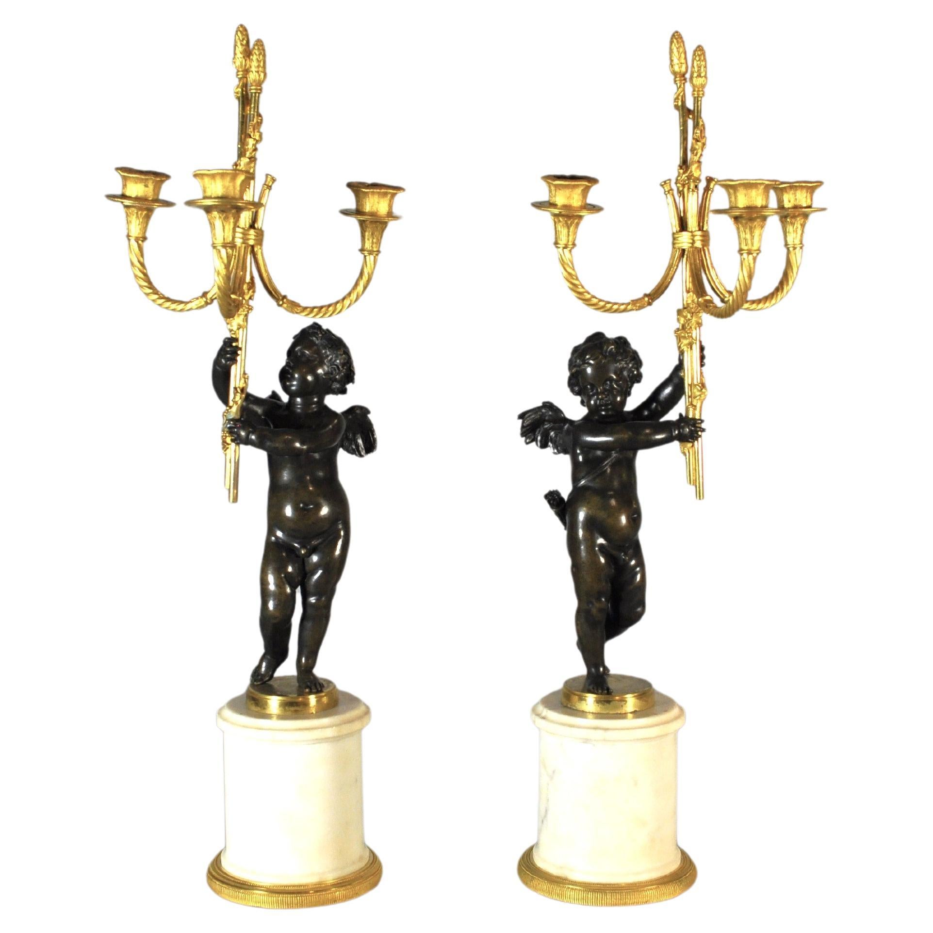 Paire de candélabres français de style Louis XVI en bronze doré et marbre blanc patiné