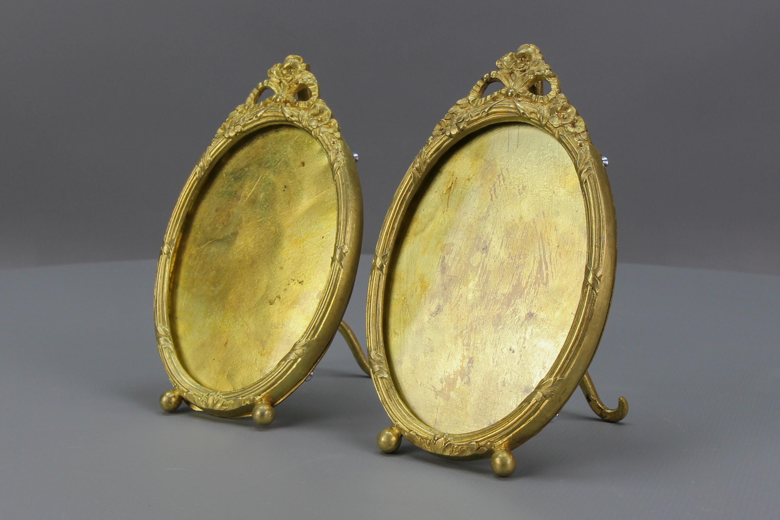 Pair of French Louis XVI Style Oval Bronze Desktop Picture Frames, ca 1900 9