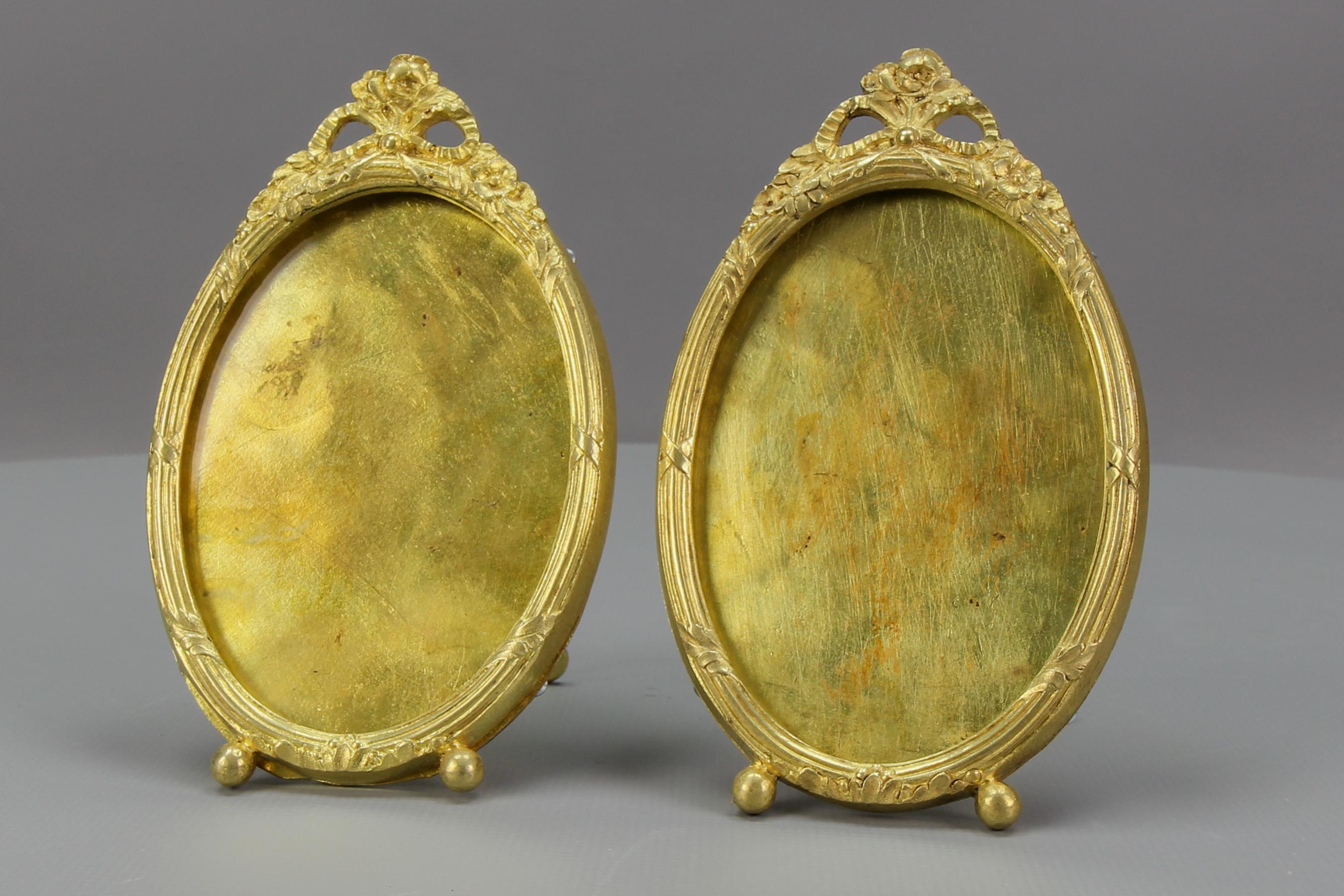 Pair of French Louis XVI Style Oval Bronze Desktop Picture Frames, ca 1900 10