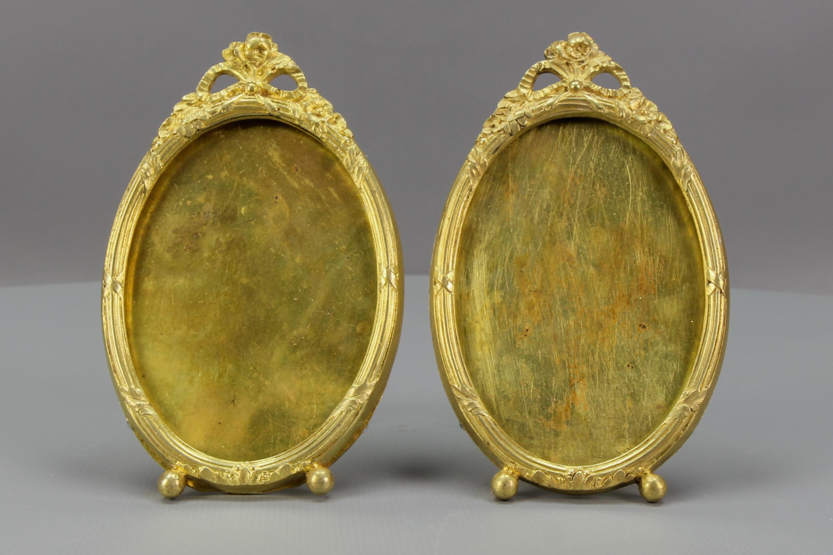 Pair of French Louis XVI Style Oval Bronze Desktop Picture Frames, ca 1900 11