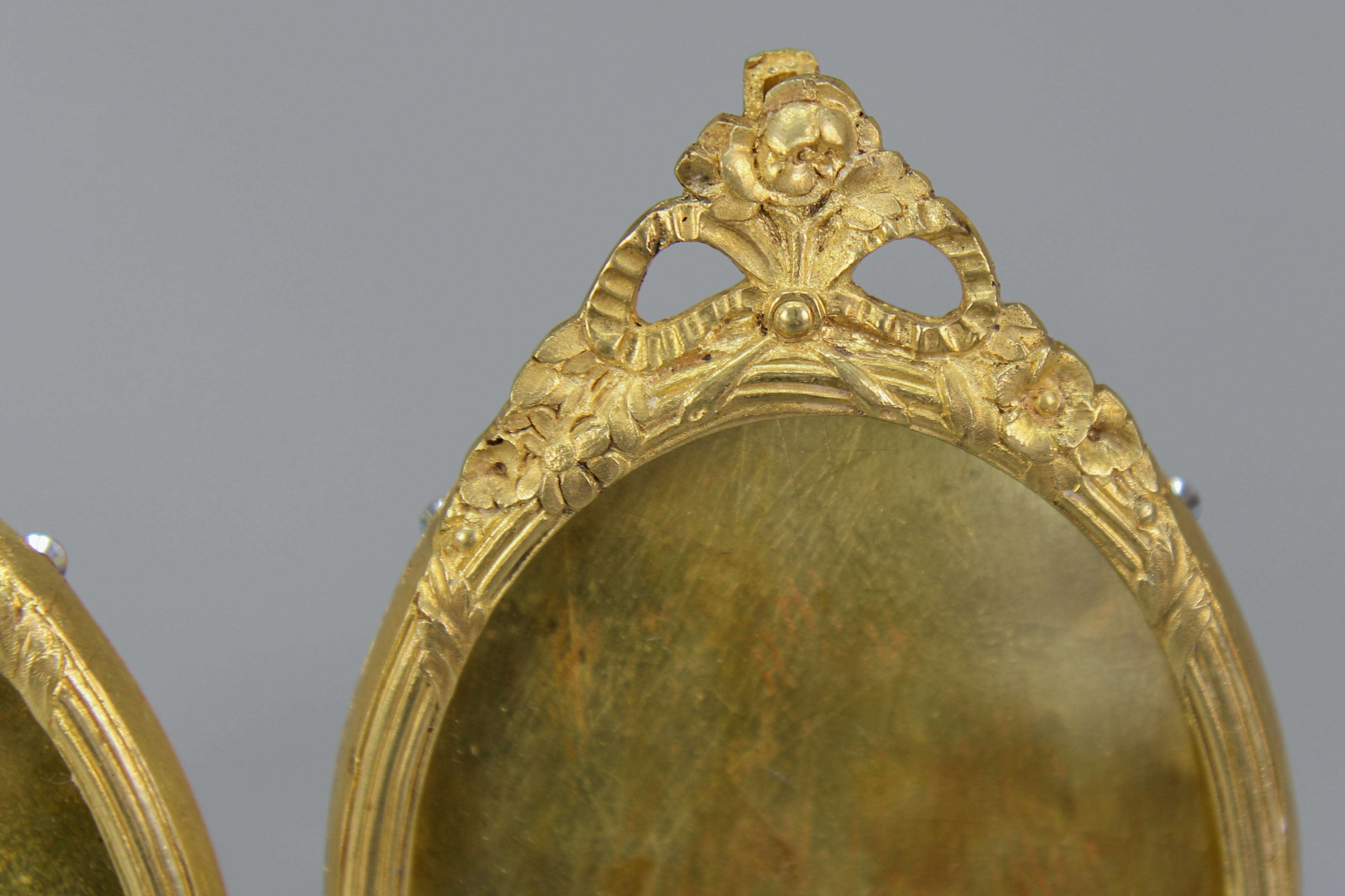 20th Century Pair of French Louis XVI Style Oval Bronze Desktop Picture Frames, ca 1900