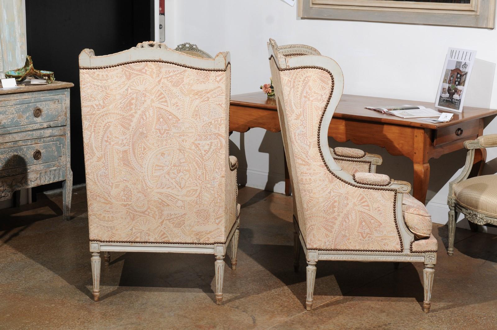 Pair of French Louis XVI Style Painted and Carved Wooden Bergères à Oreilles For Sale 1
