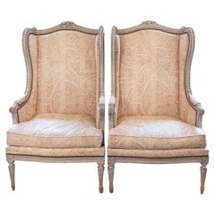 Paire de Bergères à Oreilles en bois peint et sculpté de style Louis XVI