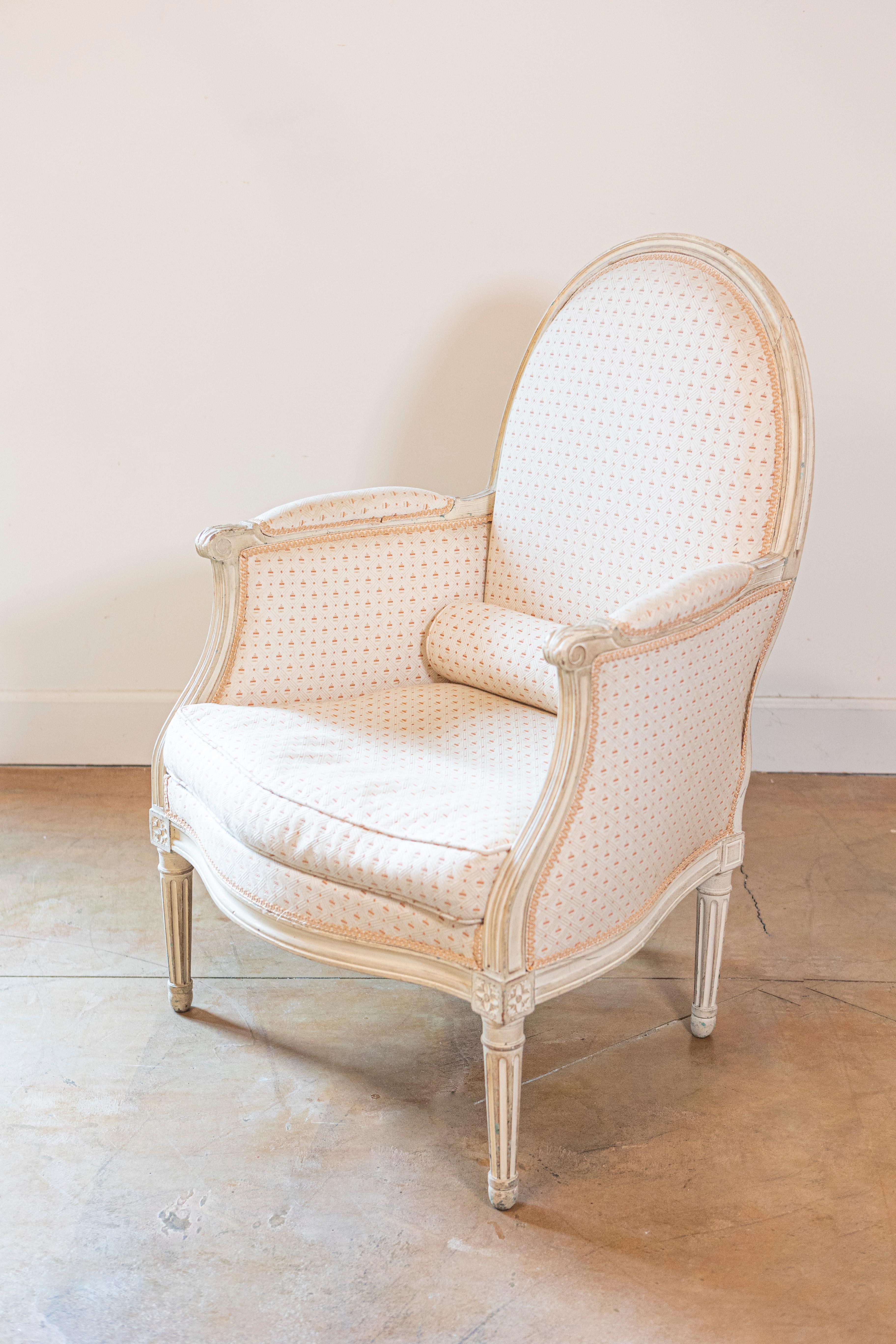 Pair of French Louis XVI Style Painted Bergères Chairs with Oval Shaped Backs In Good Condition For Sale In Atlanta, GA