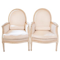 Paar französische, bemalte Bergères-Stühle im Louis-XVI-Stil mit ovaler Rückenlehne