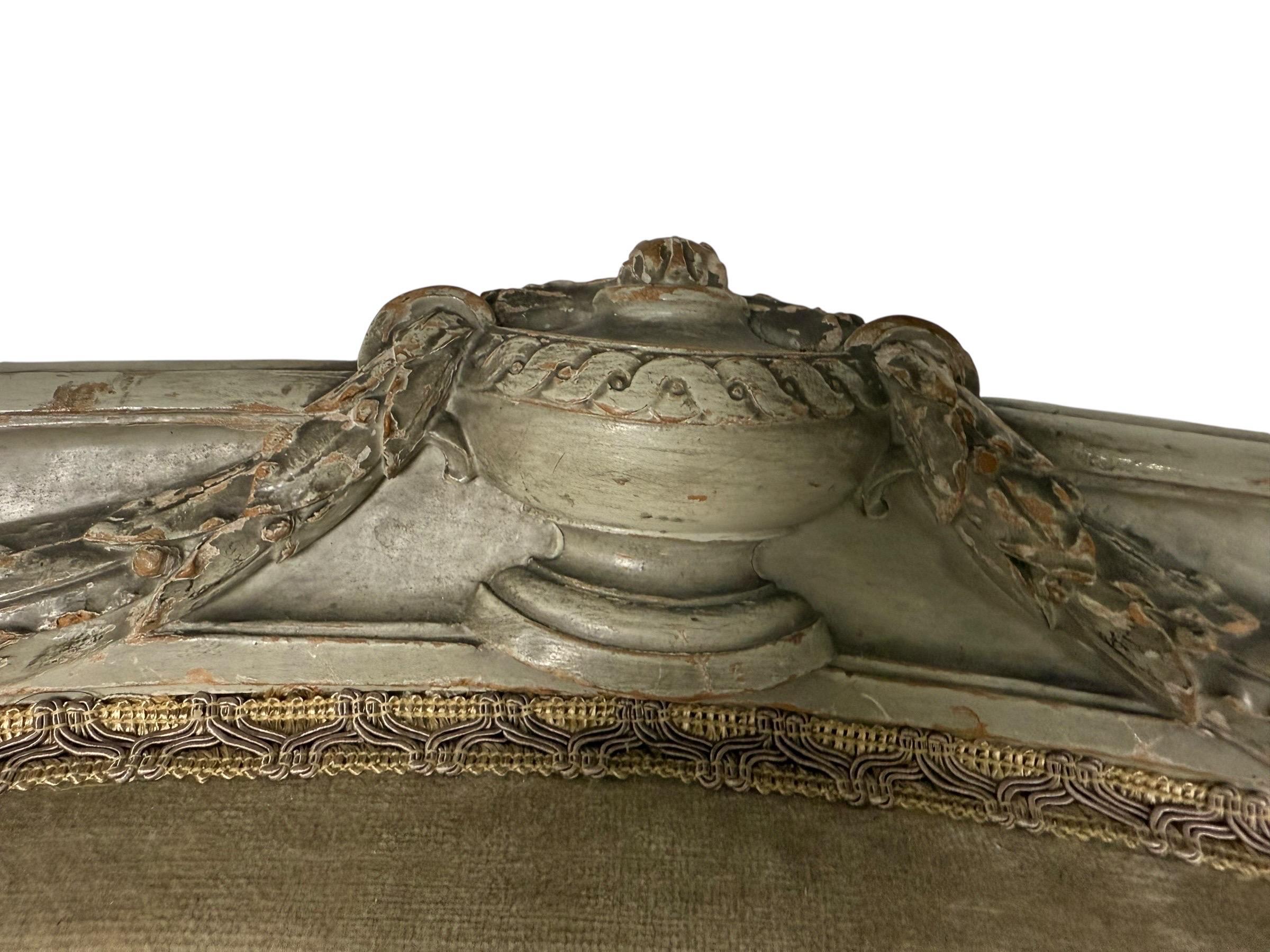 Paar französische Bergères im Louis-XVI-Stil mit Bemalung im Zustand „Starke Gebrauchsspuren“ im Angebot in Los Angeles, CA